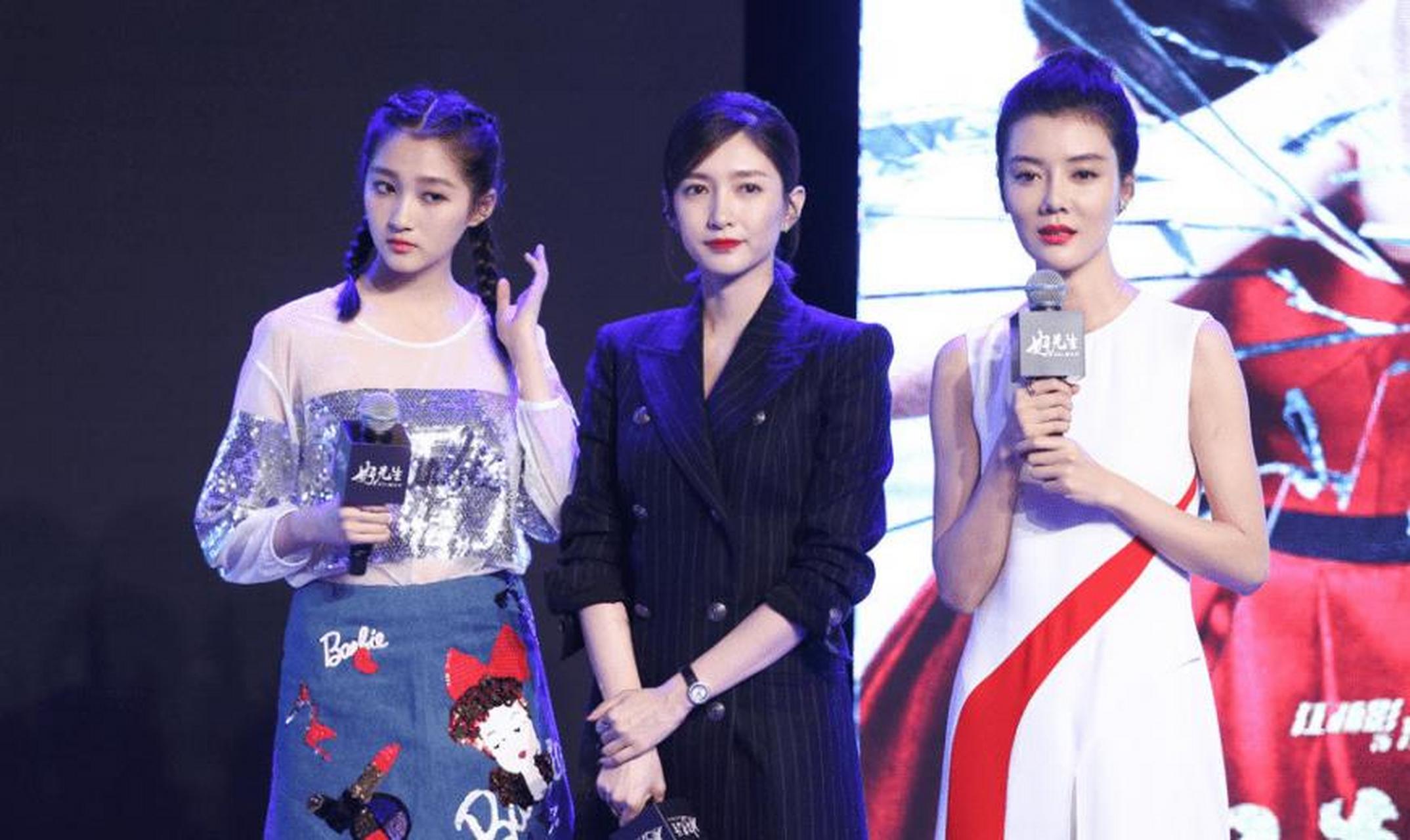 关晓彤看上去最年轻,两个羊角辫尽显小姑娘形象,穿着打扮很粉嫩.