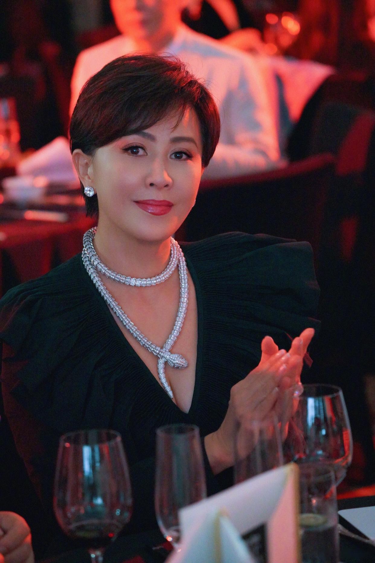 刘嘉玲出席活动端庄典雅之美