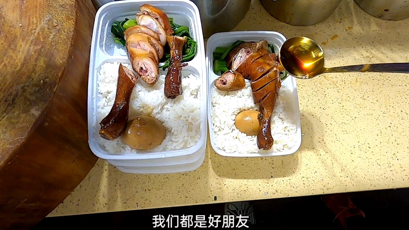 外卖食客点两份豉油鸡饭，阿成却给鸡腿饭，会给好评吗？