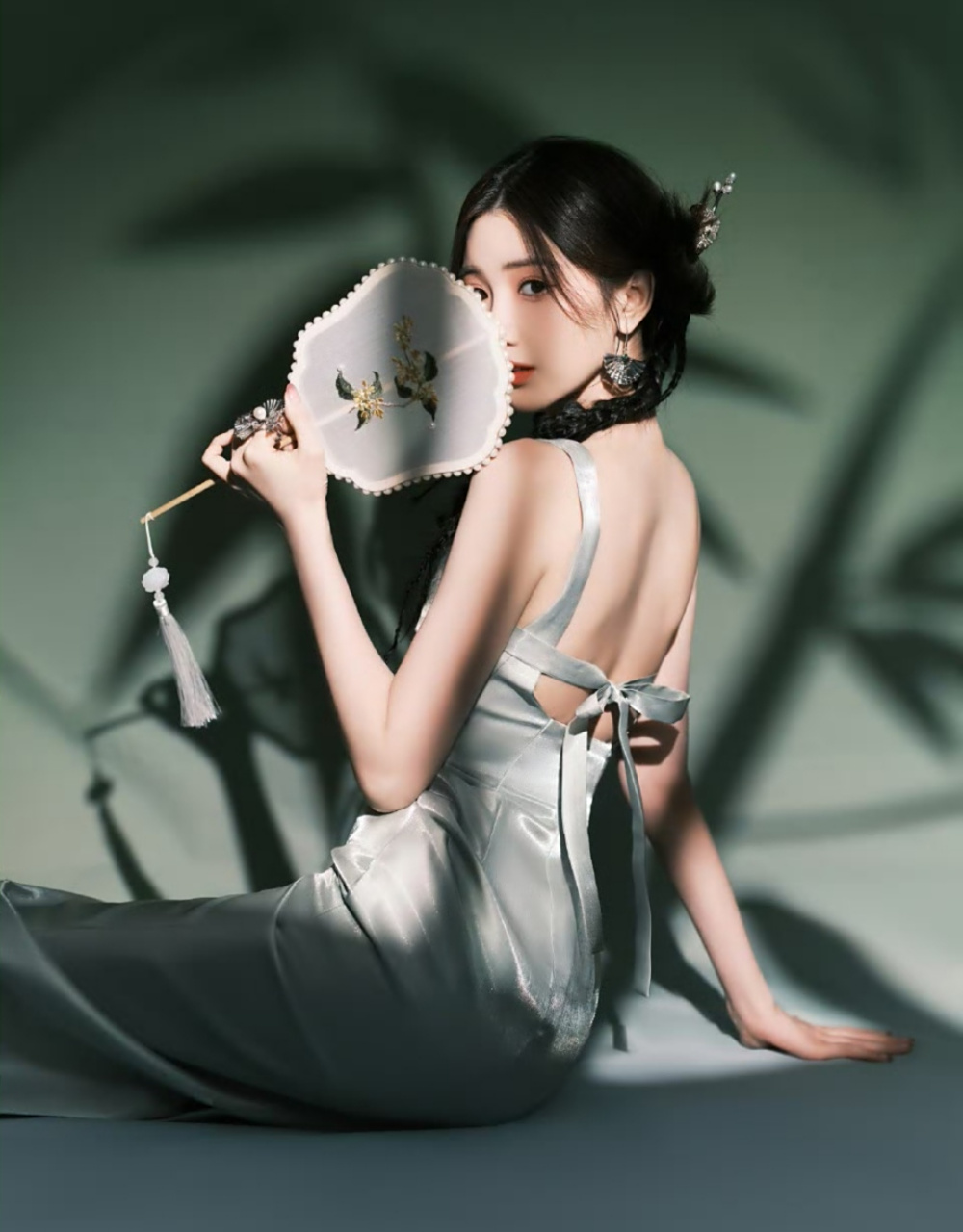 甜美女神#毛晓彤# 一袭水墨色露背古风旗袍,精致白皙的容颜,窈窕曼妙