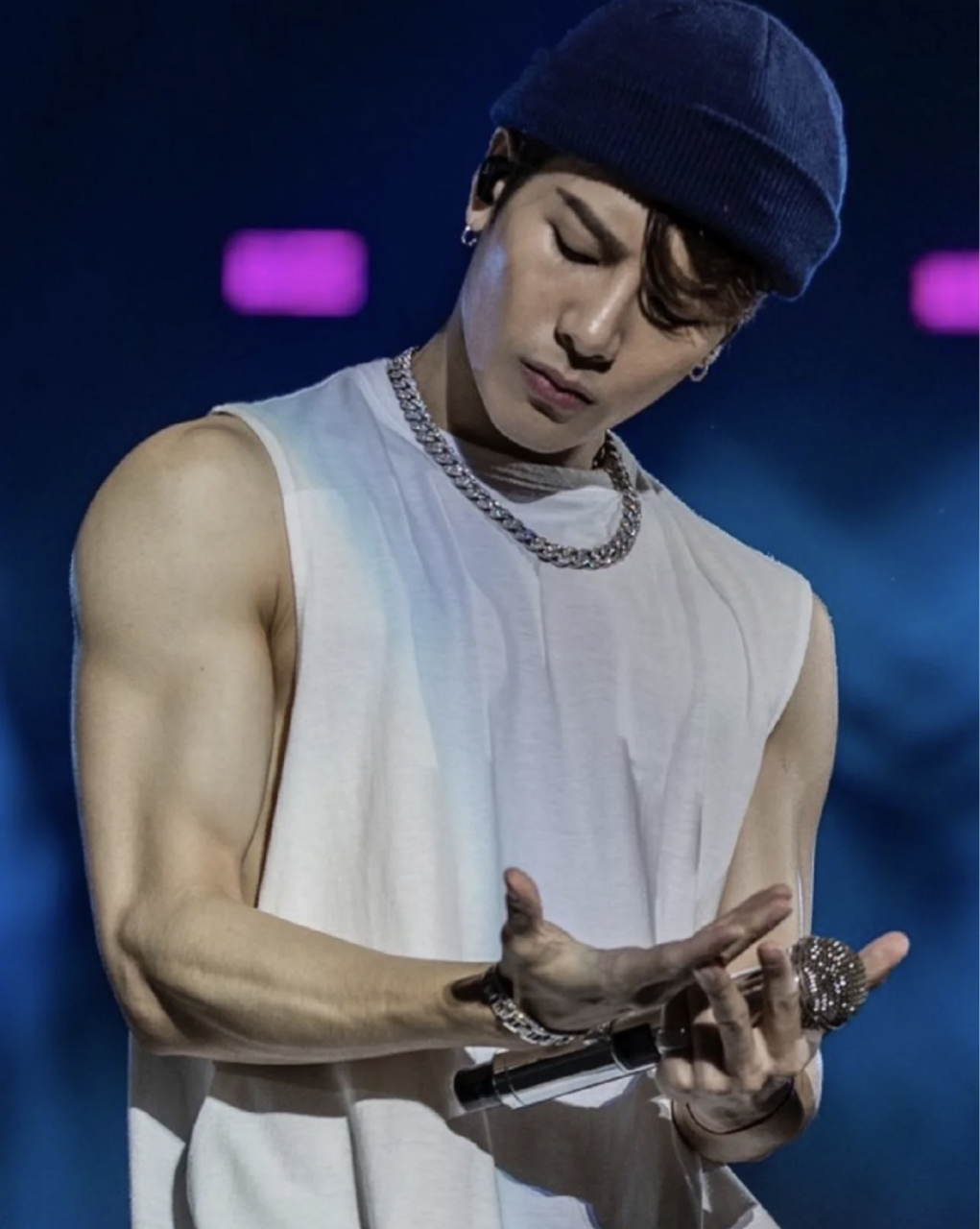 王嘉尔肌肉线条