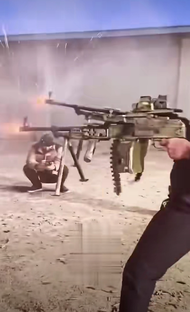 一手一把大菠萝机枪,一般人真的顶不住,这得多大的臂力.