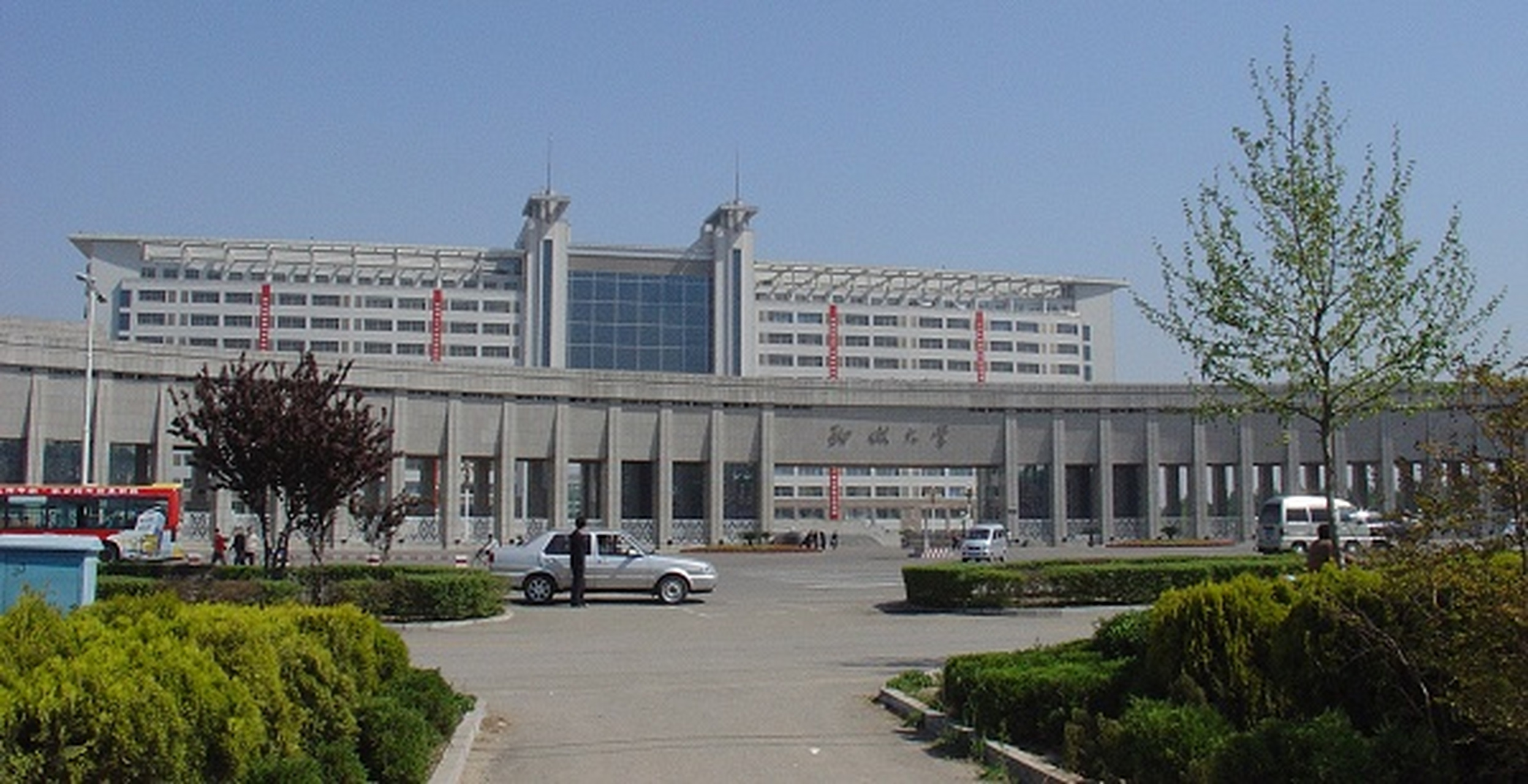 聊城大学的校门由56根石柱,27个门洞建造而成,长140多米,高10米,宽8米