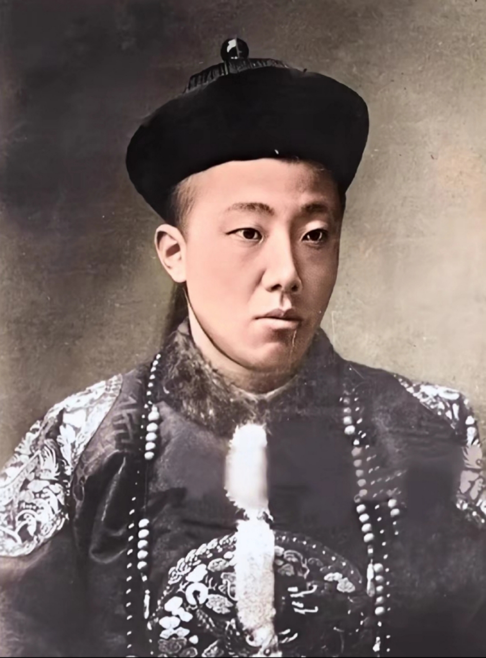 有人说这张照片是光绪皇帝,众所周知,光绪没有留下照片.