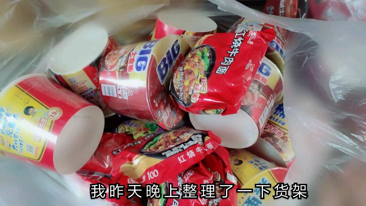 这么多过期方便面,扔了多可惜!老板娘太会过日子,全自己吃!