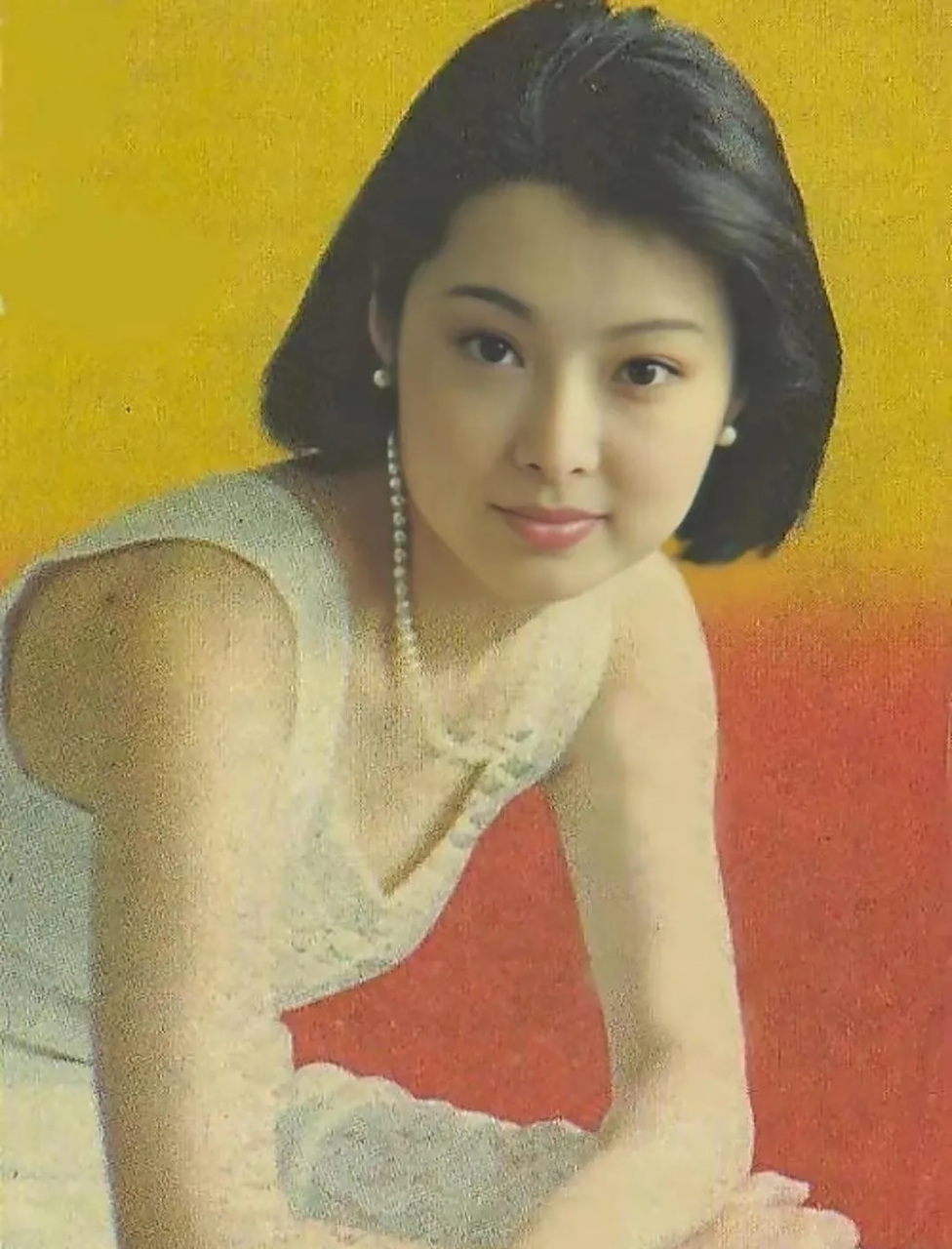 近日,有网友晒出了袁立的近照,49岁的她戴着一个