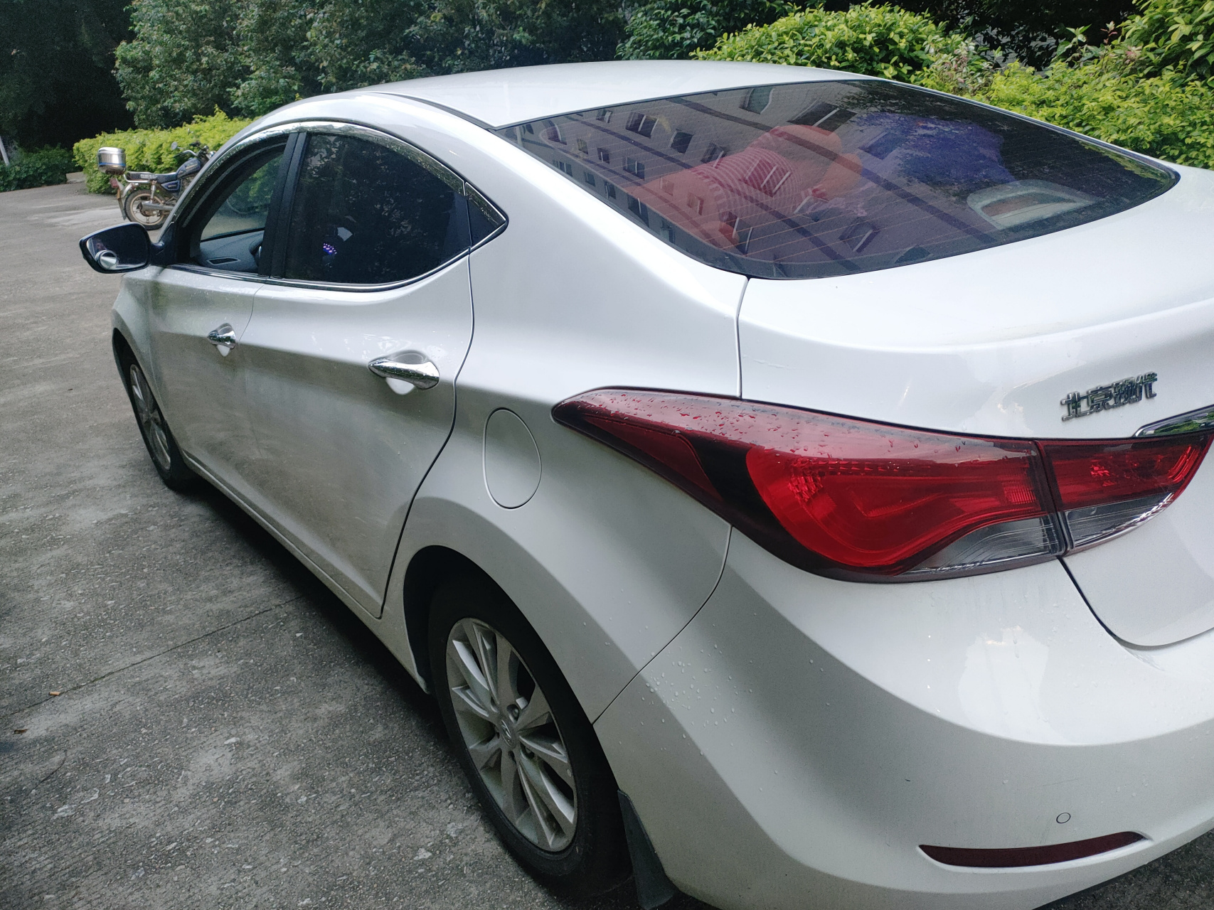 我一个同事要买新车,现在这辆现代朗动问我要不要,我问他多少钱,她说