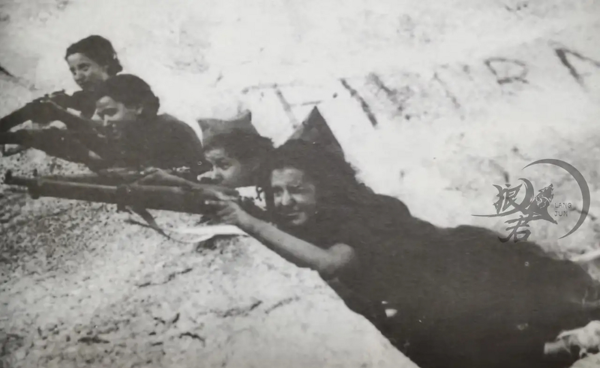 这是参加西班牙内战的共和军女战士,在整个西班牙内战中,几乎所有