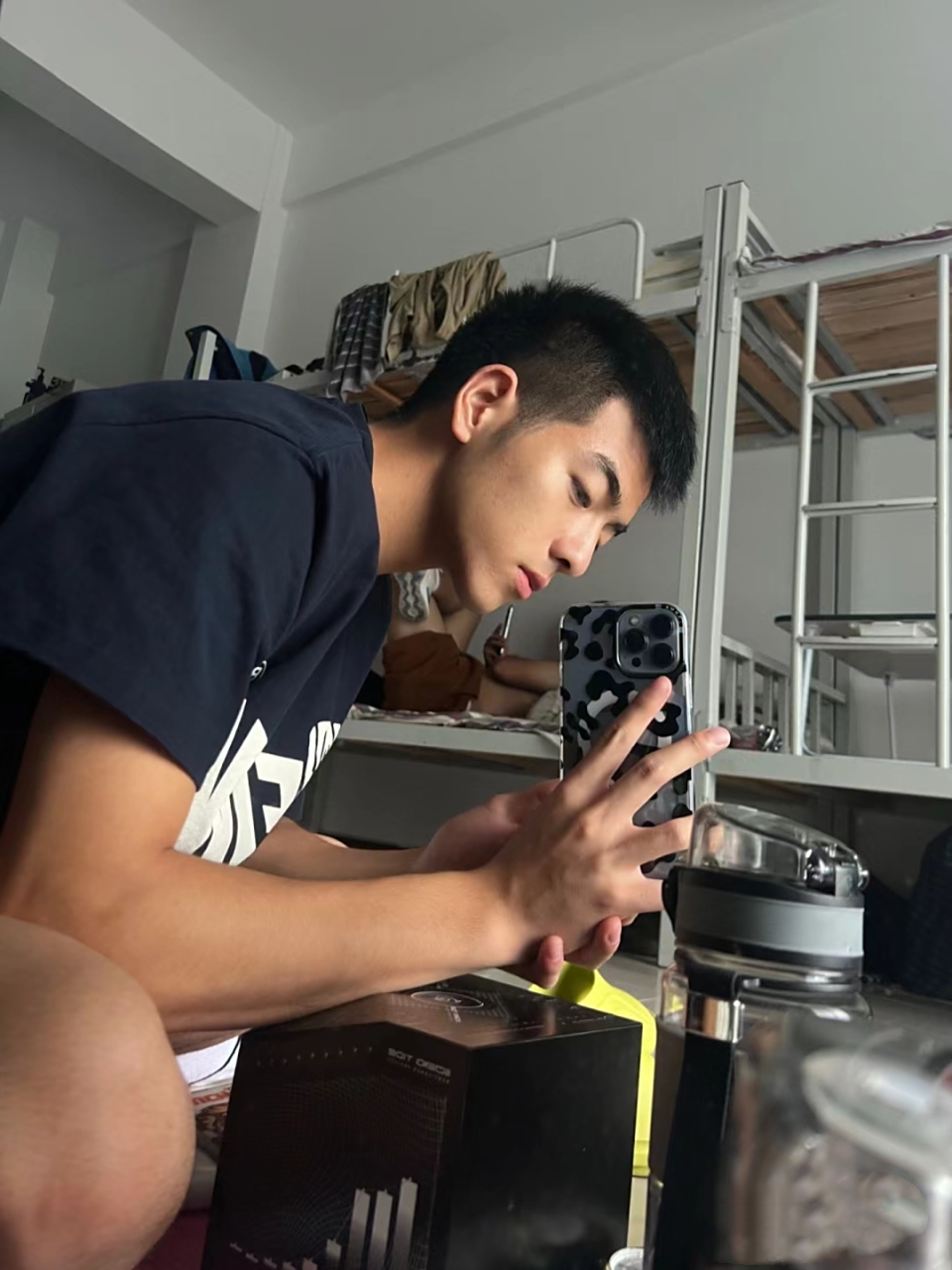 男生宿舍自拍挺难找角度,举着手机镜头所及都确认了一遍#帅哥# #自拍