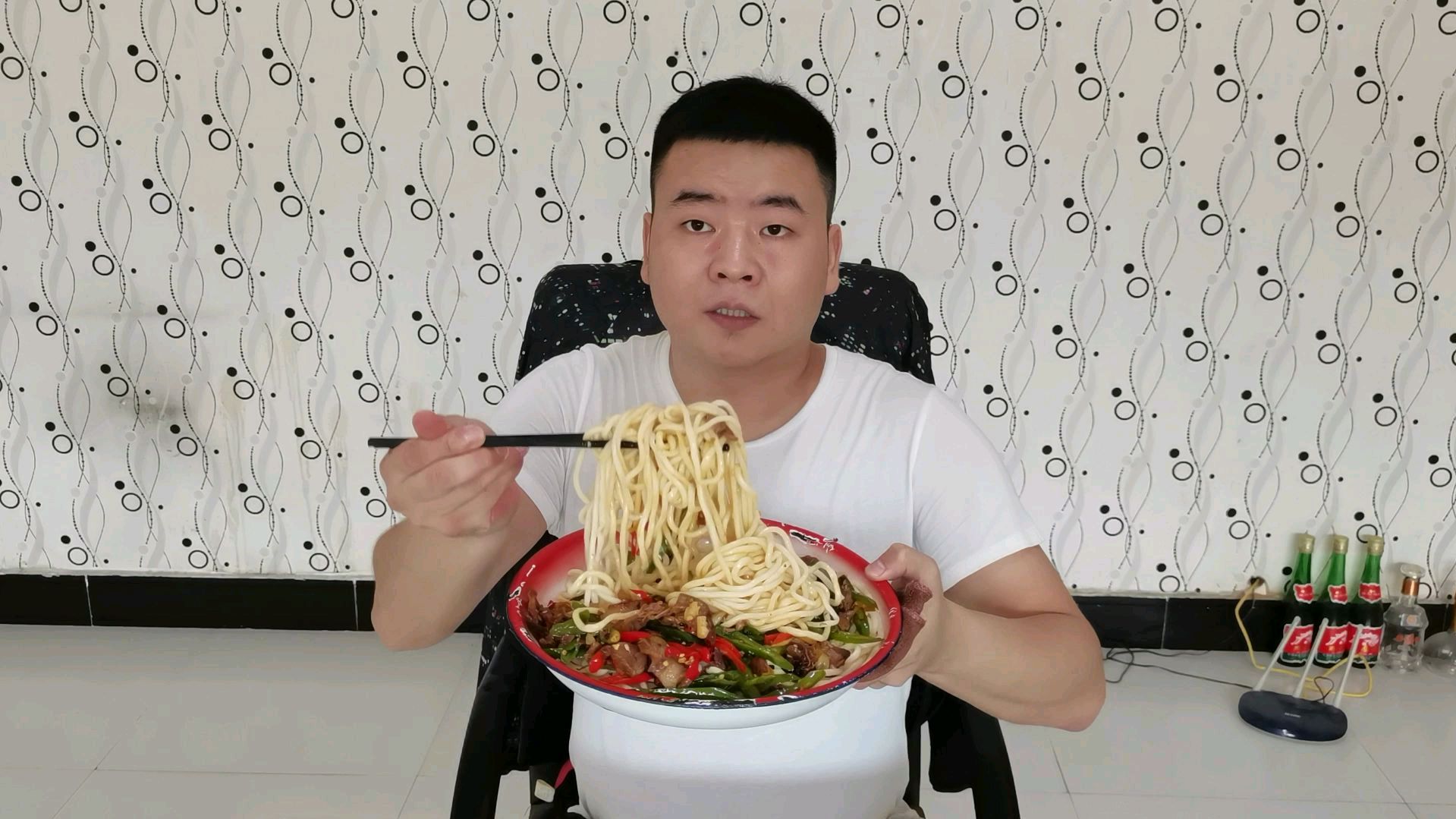 爆炒猪头肉,盖大盘面条,香辣带劲,吃着蒜大口吸面真过瘾!
