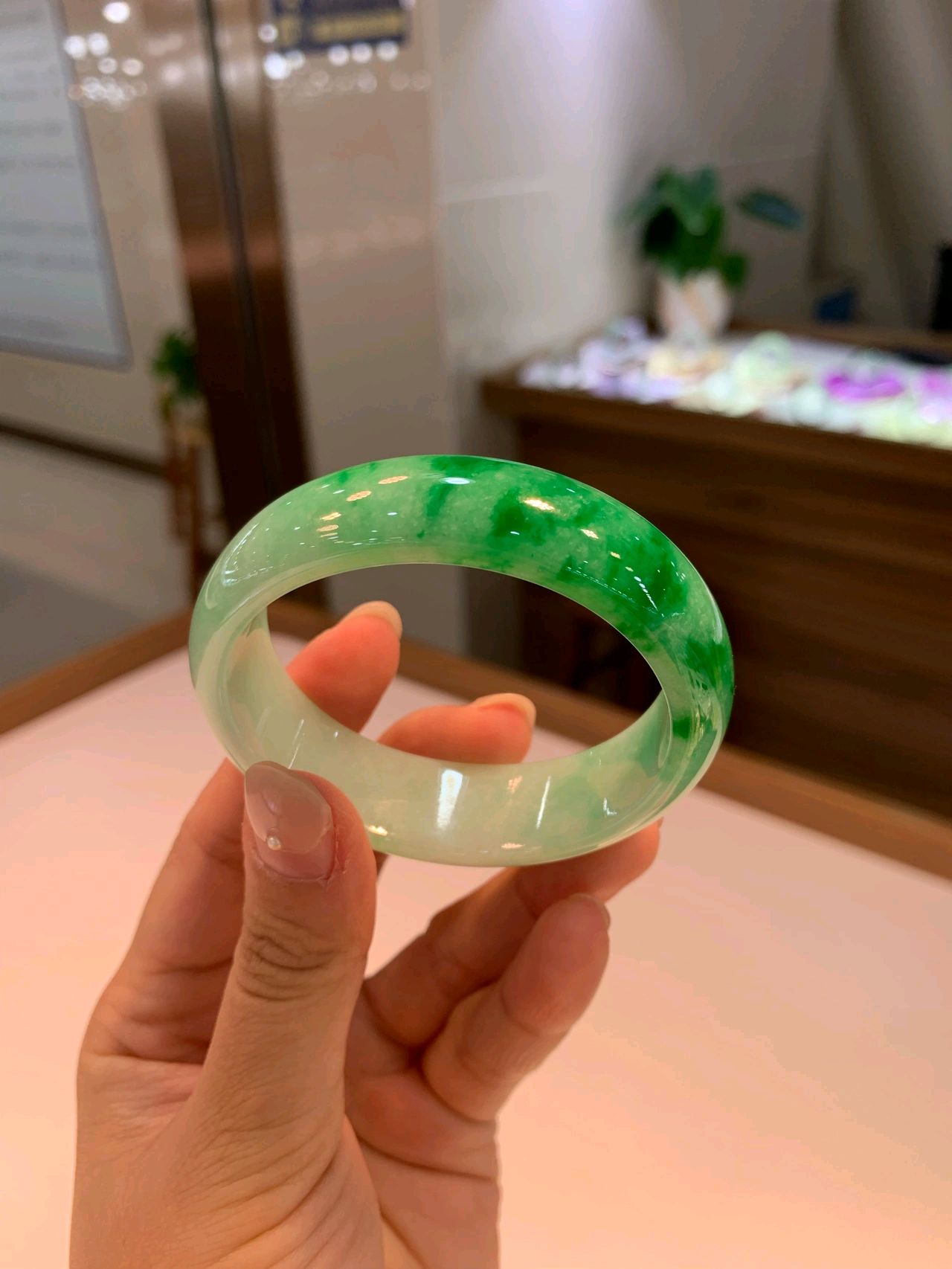 小贵妃飘了一大截正阳绿色抢眼,打灯看完美的!翡翠手镯