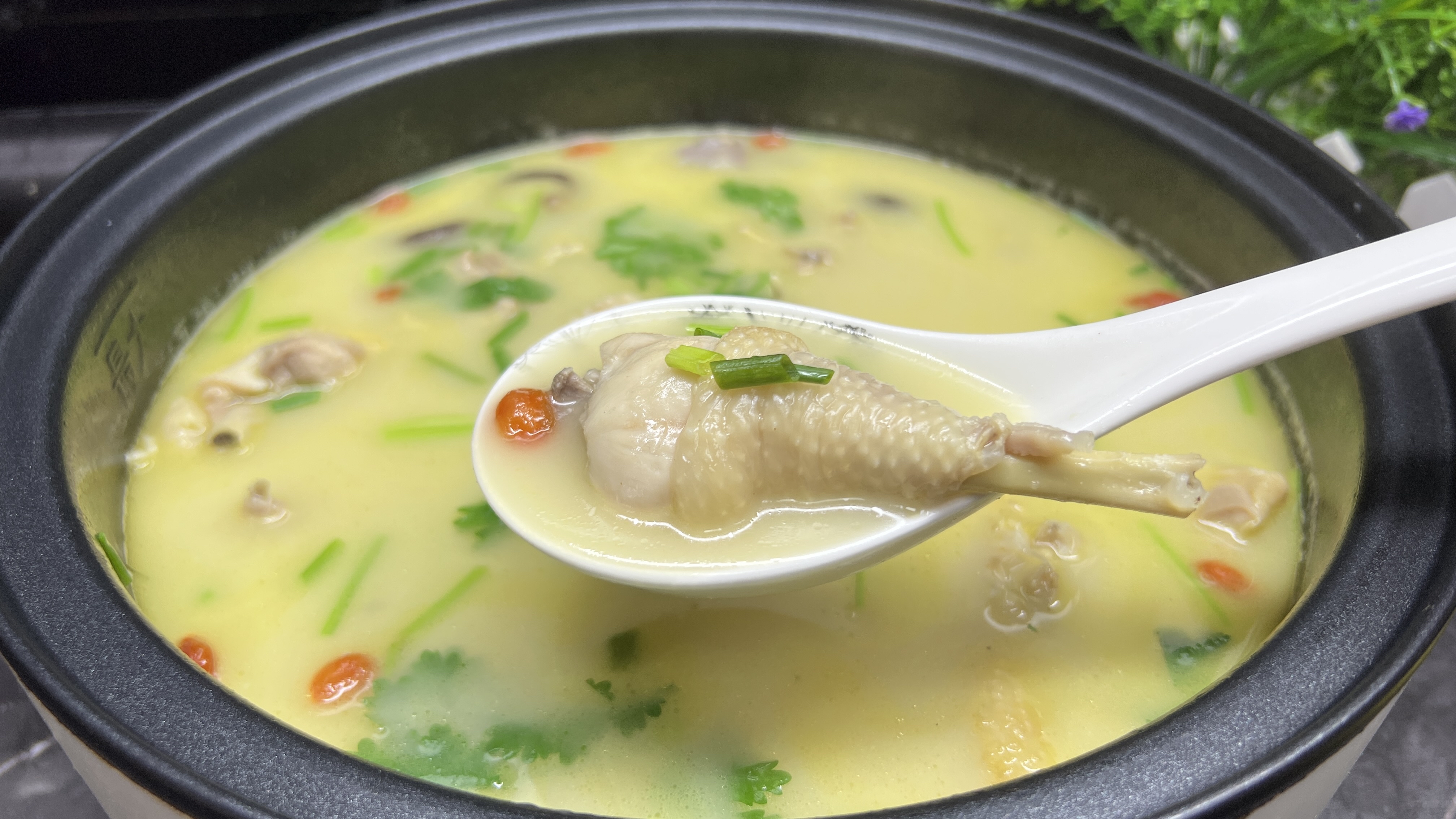 炖老母鸡汤，要牢记“3放3不放”老保姆30年的配方，汤鲜肉不柴