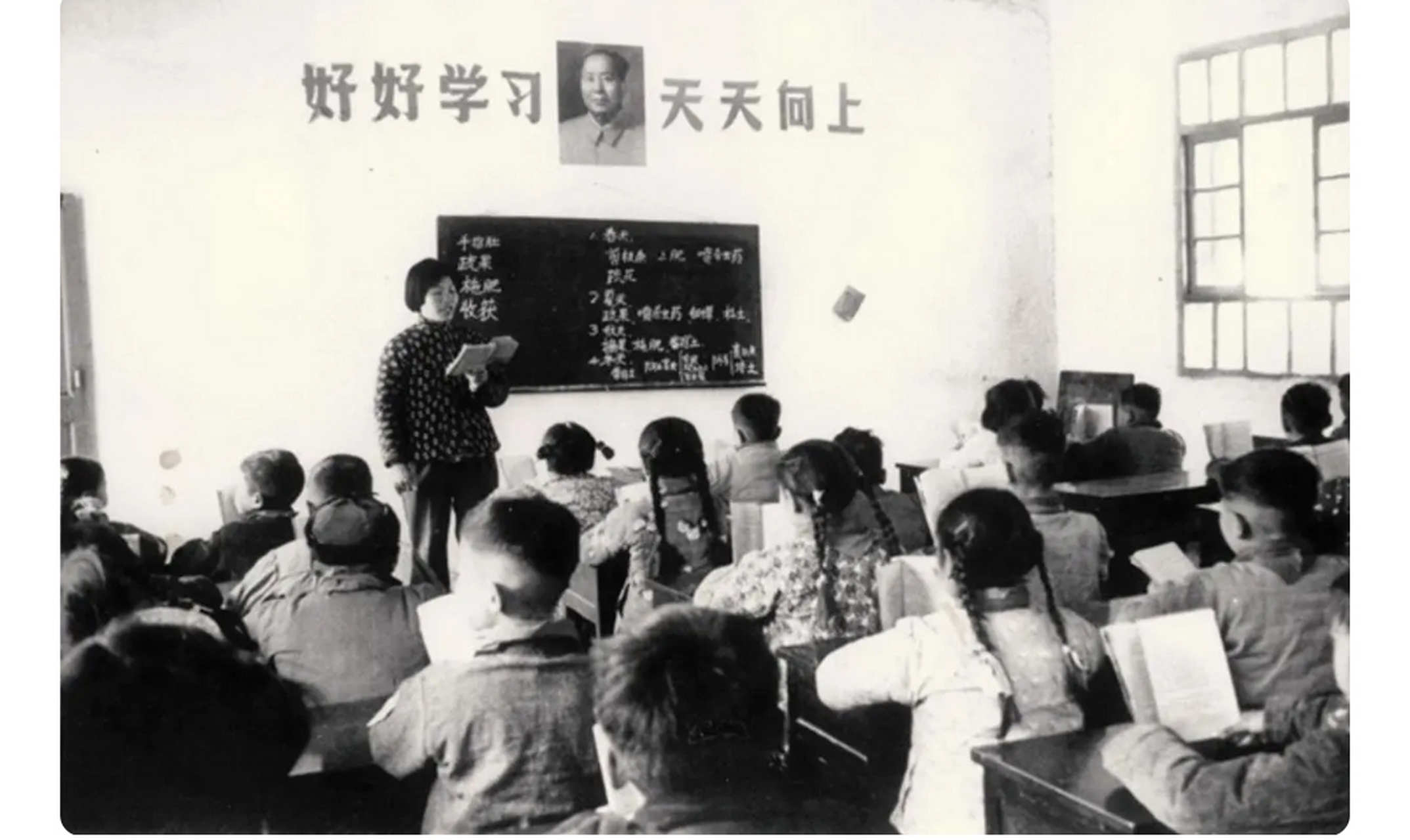 1965年的中国某地,由外国摄影人拍摄,这是一处小学校的课堂,女老师站