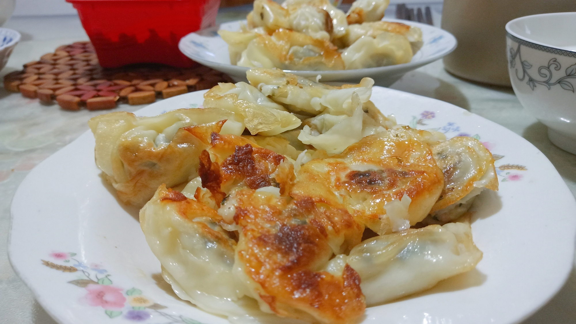 这个煎馄饨色泽金黄,外脆里嫩,香鲜味美,比刚下好的馄饨还好吃