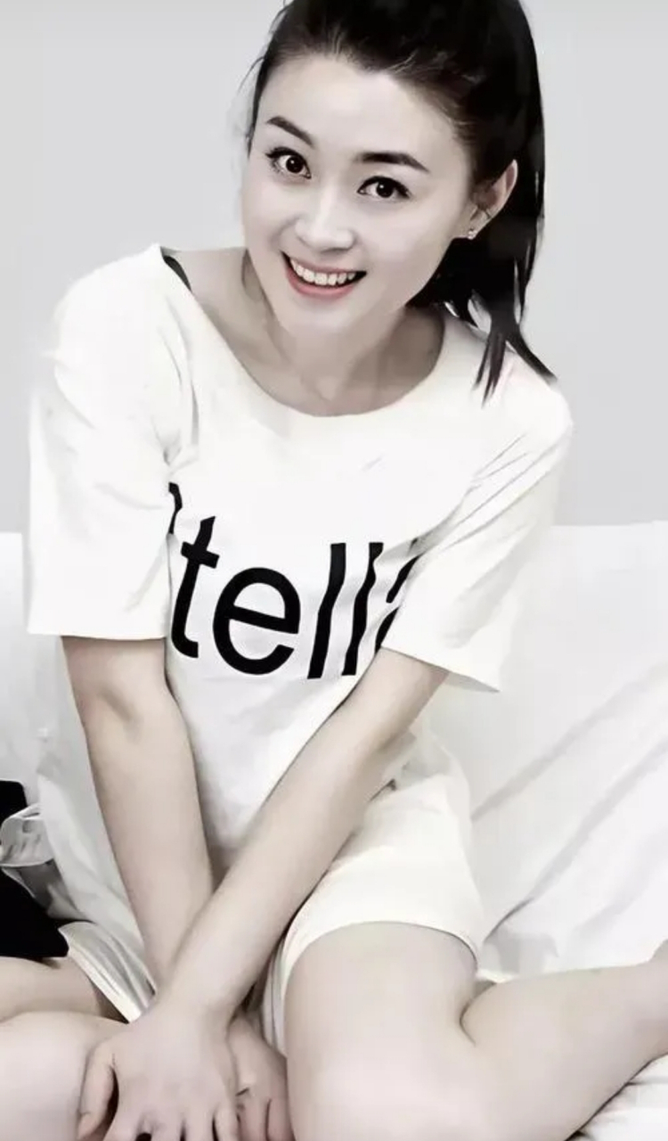 她,出生于黑龙江省勃利县,毕业于北京电影学院,是赵本山的女徒弟!