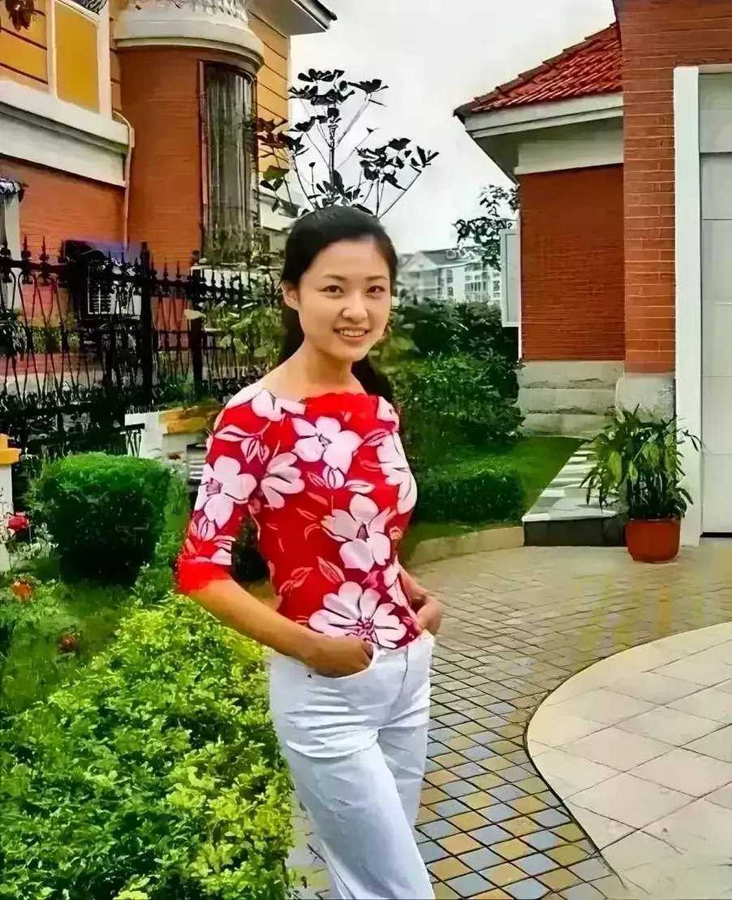 1993年,25岁的周涛站在自家房子前的照片,如同一幅恬静的画面,透出她