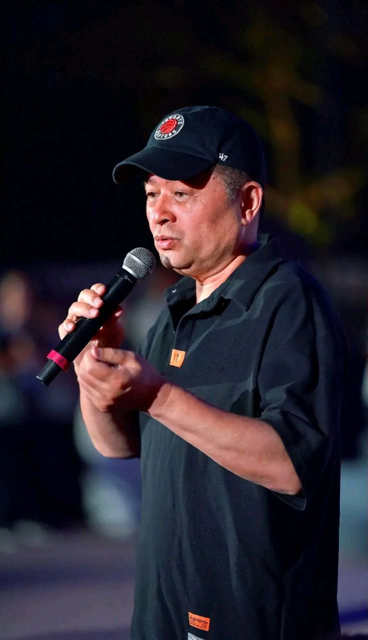 64岁毕福剑商演捞金,穿68元t恤,坐加长林肯入场[捂脸]  5月22日,一向