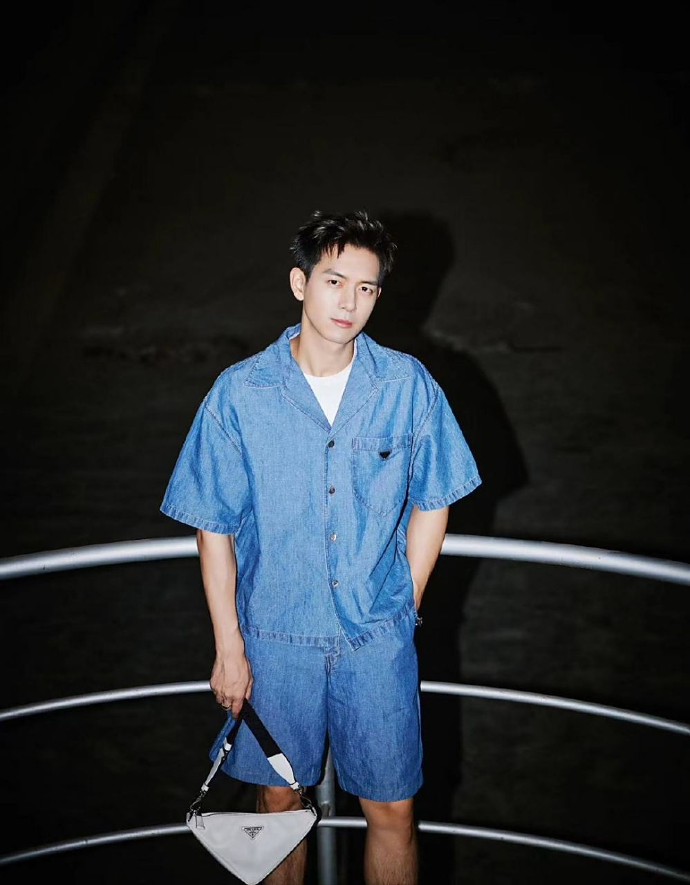 今晚和prada代言人李现一起看秀,在线云欣赏 !