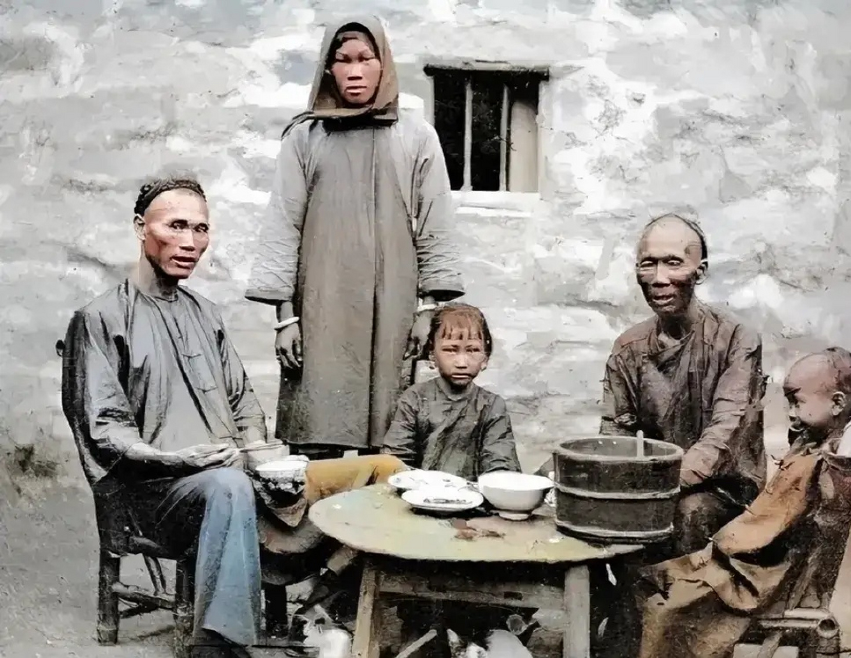 这是一张晚清地主家庭就餐的照片,很多人看到这张照片,一定会说,这