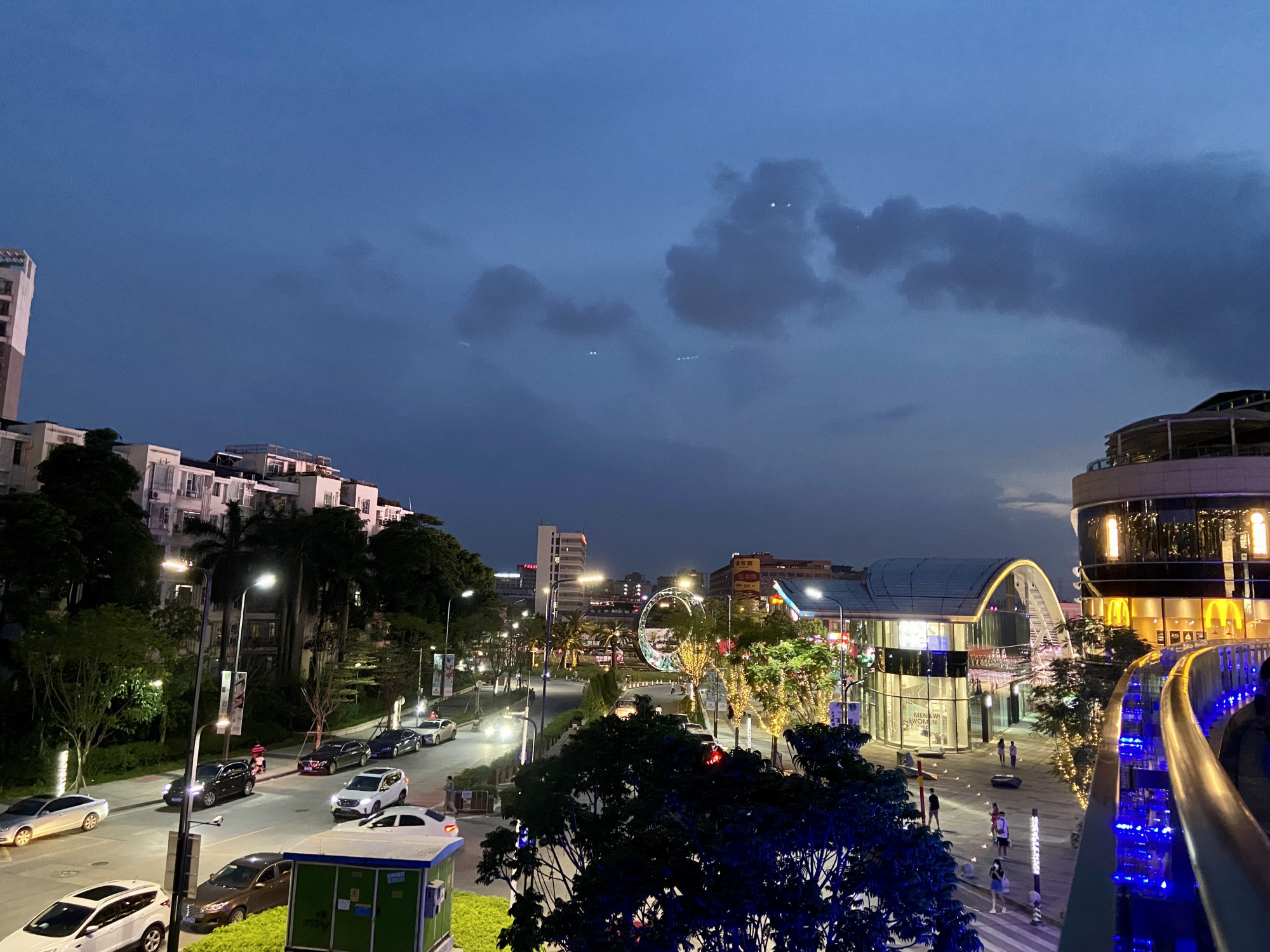 广州嘉禾望岗藏着一处唯美蓝色天桥