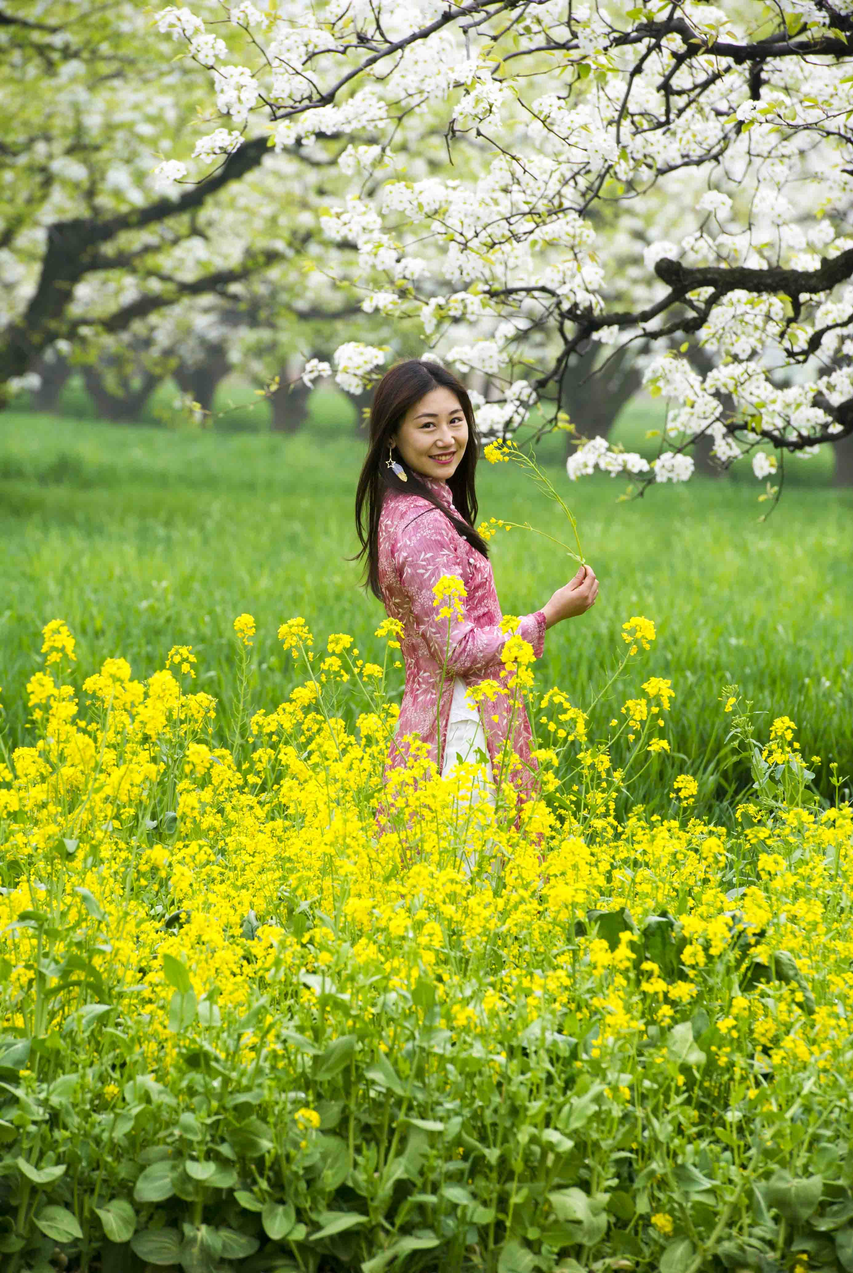 美女赏花 春天图片