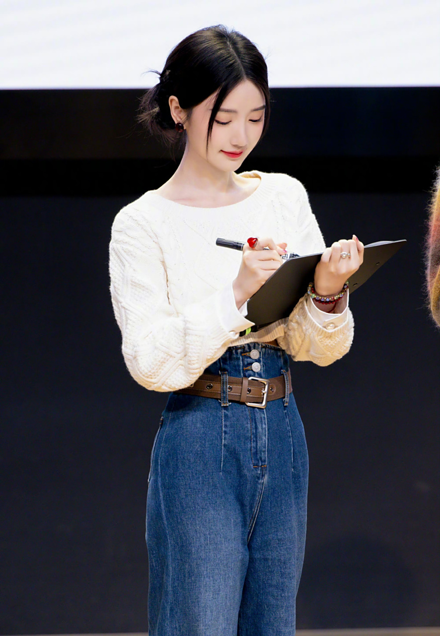 没想到毛晓彤穿这么普通的白色毛衣和牛仔裤,还能这么漂亮.
