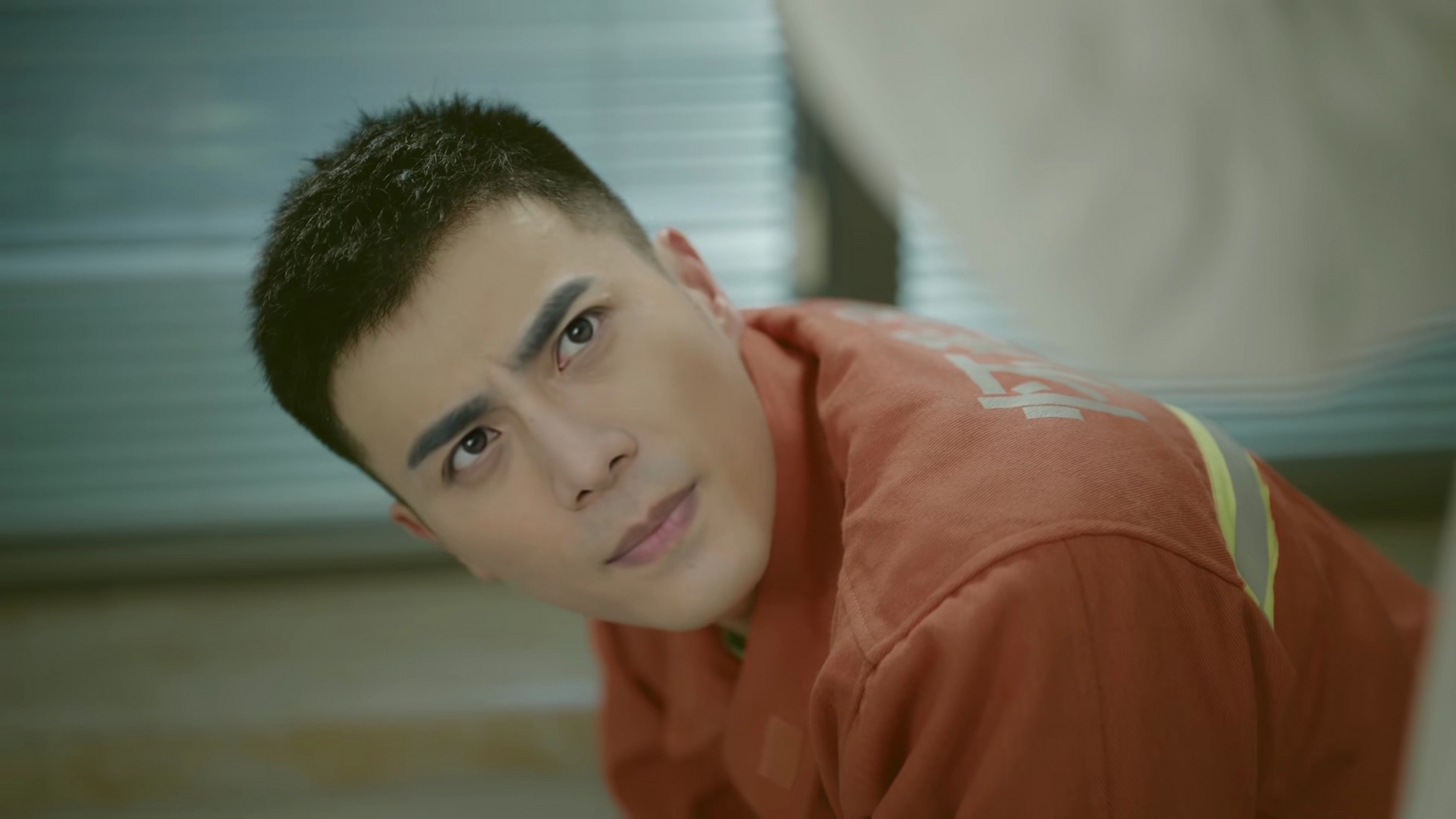 电视剧照亮你# 我没看出来这是换脸,还在纳闷,觉得这部剧男演员颜值