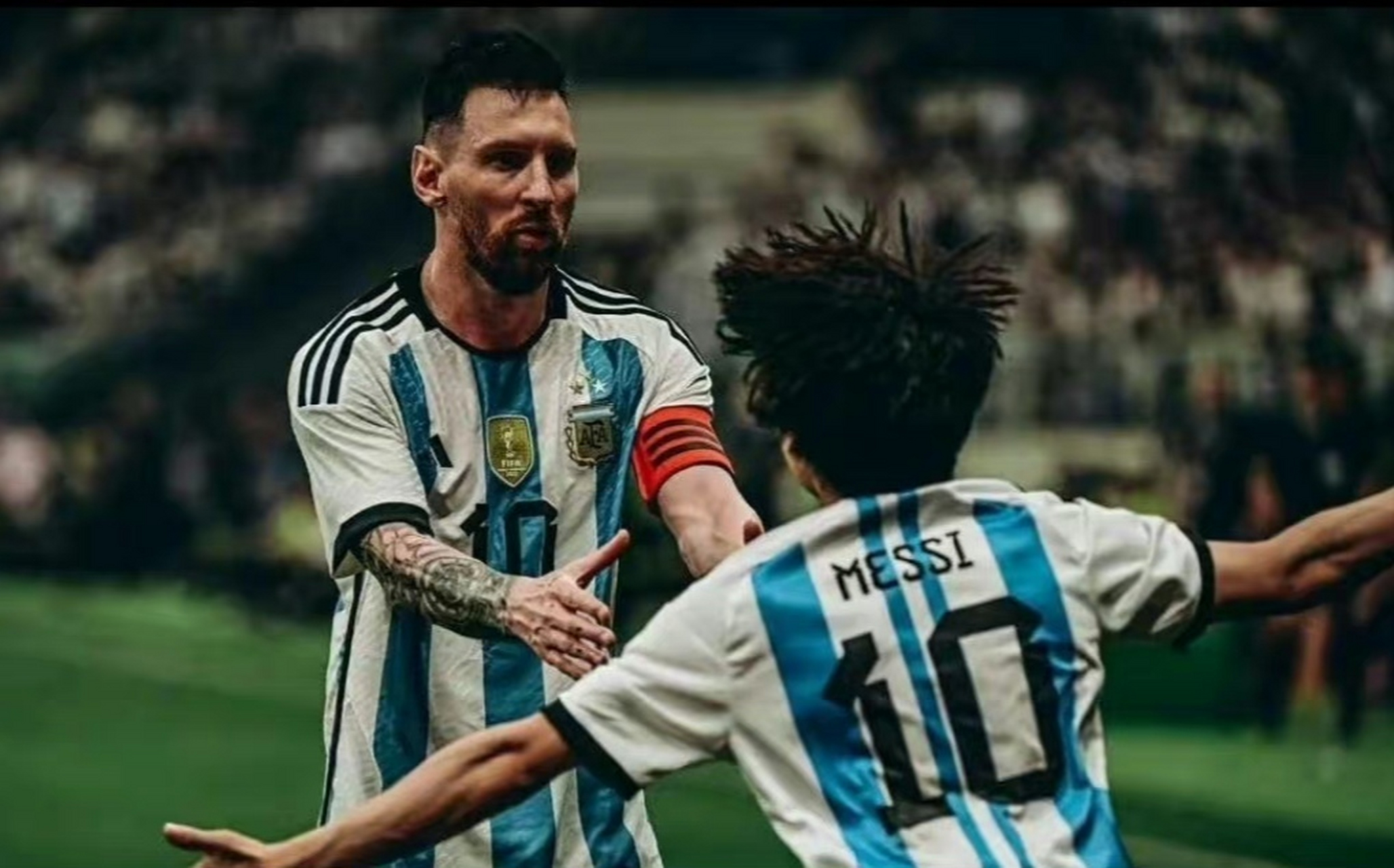 梅西# #阿根廷梅西中国行#  中国球迷冲进场内拥抱梅西,与马丁内斯