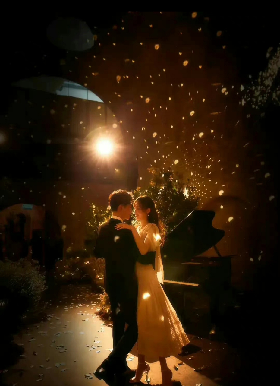 罗晋和唐嫣的结婚照,两个人真的就是神仙眷侣,婚后的唐嫣,整个人由内