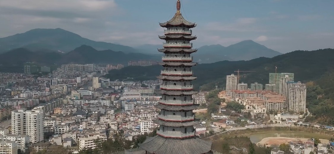 江西赣州大余县的繁华街景,一座与广东交界的县区