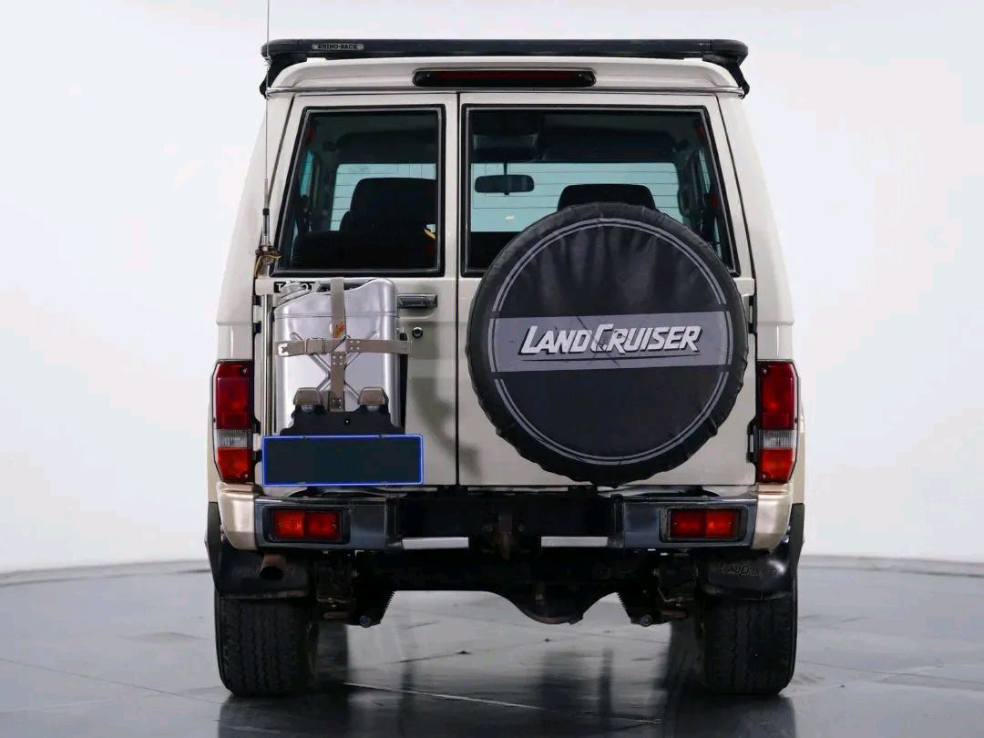 丰田陆巡lc71"华丽亮相",堪称越野经典,短轴距 4.0引擎,帅气