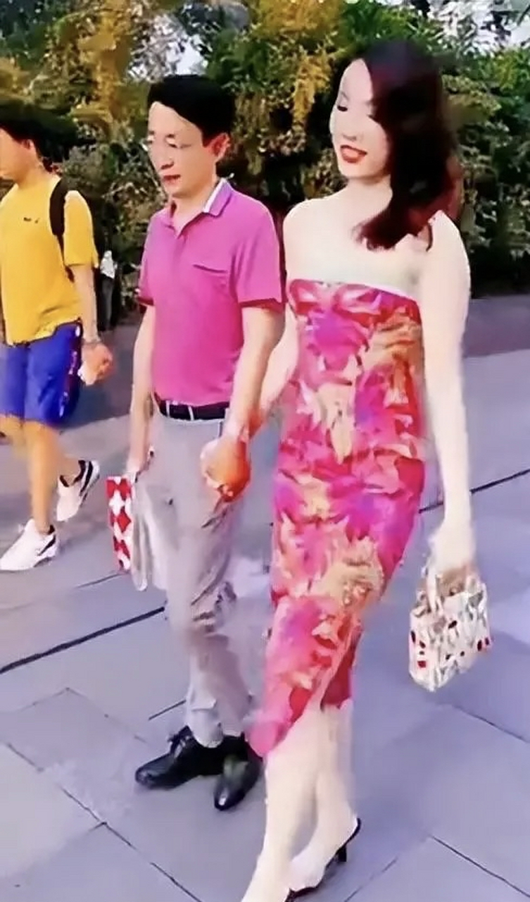 中石油胡继勇带小三出差被街拍#  最近蹭热点的胡董事长和妖娆的鲜趑