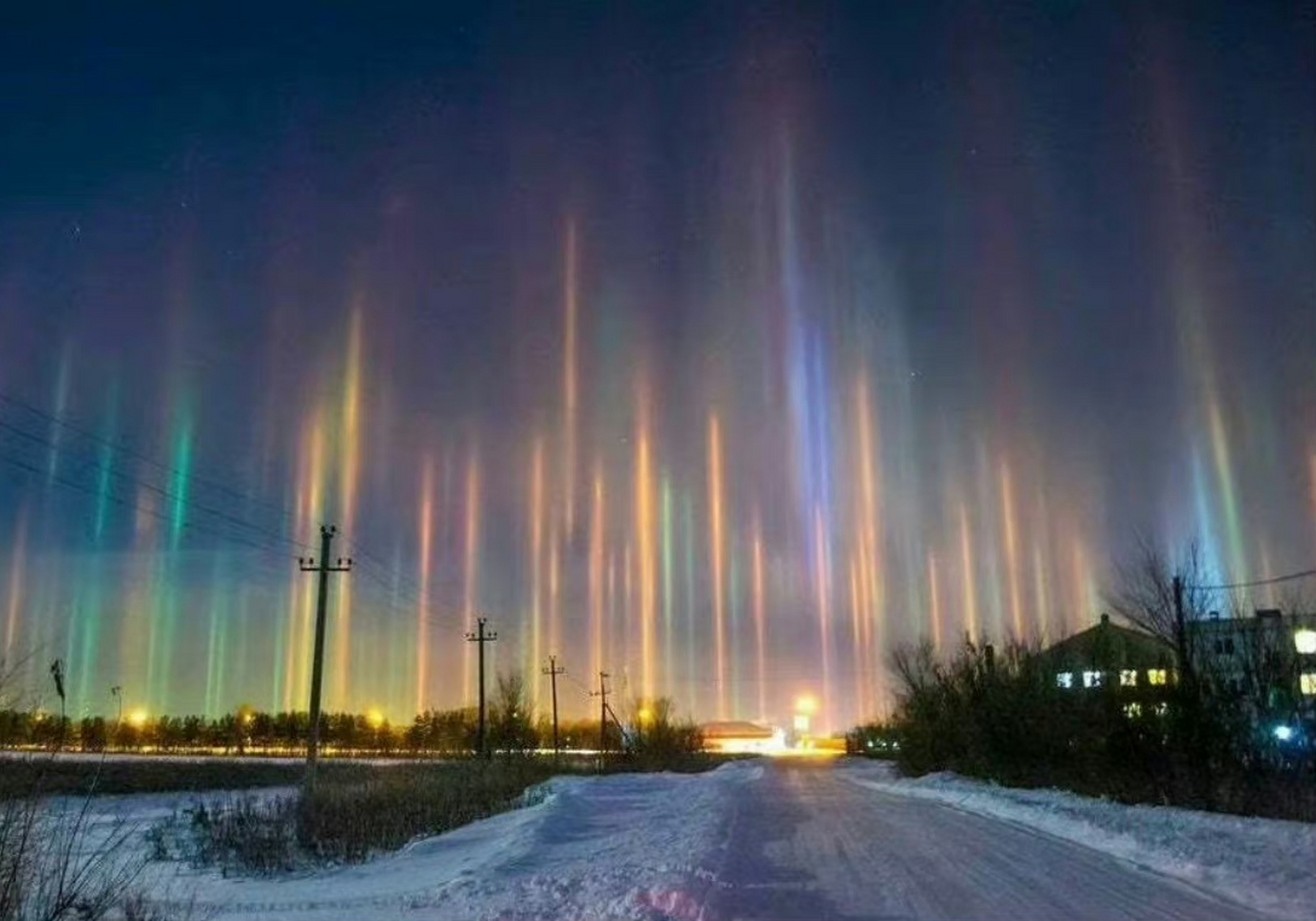 罕见的"寒夜光柱"现象,只有在非常寒冷的夜里才有可能发生,美丽程度可
