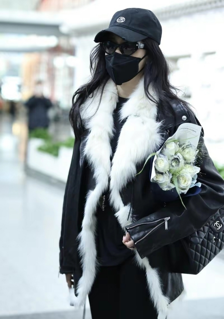 张天爱最新机场街拍穿搭 翻毛黑色皮衣搭配黑色紧身裤 头上戴了一顶