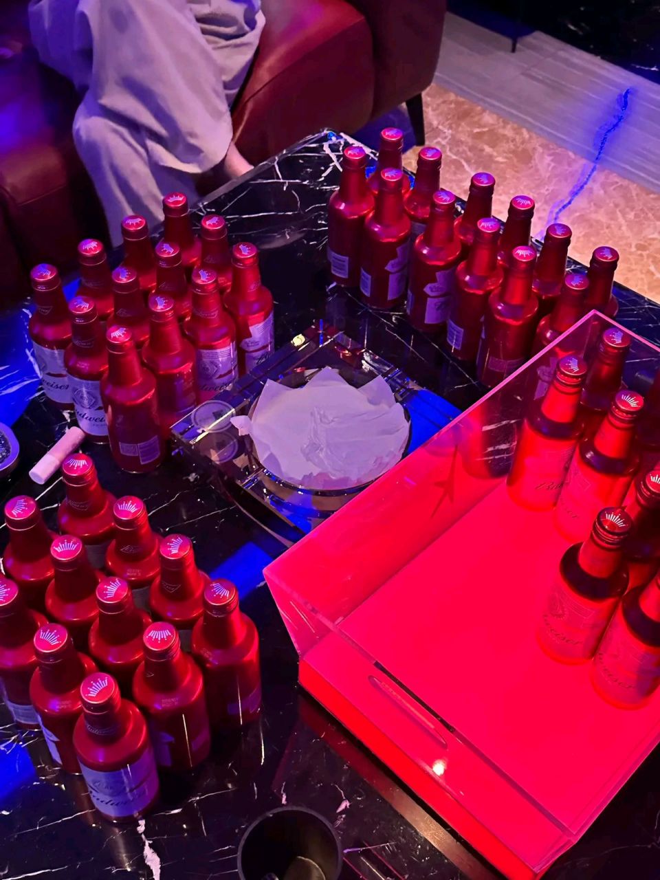 从ktv喝完酒出来后,局长非要拉着我去吃碗面 我心想一碗面有啥可吃的