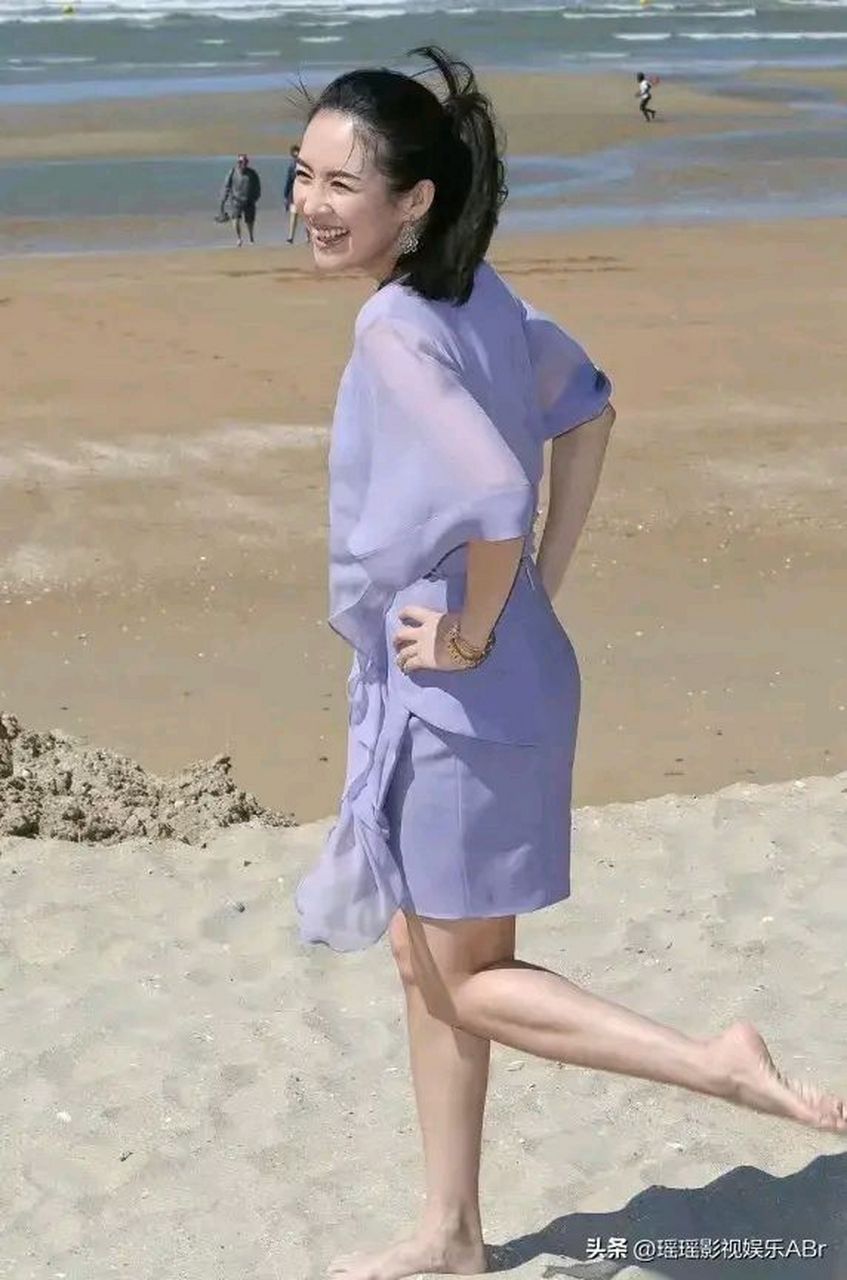 章子怡的沙滩照再次引发了对粉色运动装的热议.