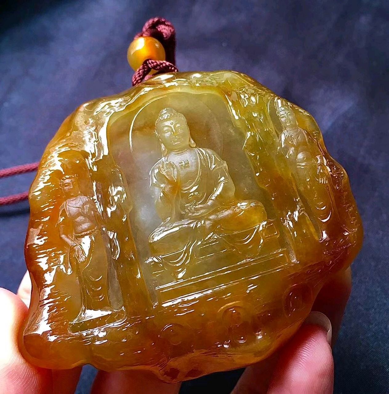 翡翠# 【黄翡观音牌】 颜色艳丽火辣韵味十足,美翻了#传统文化