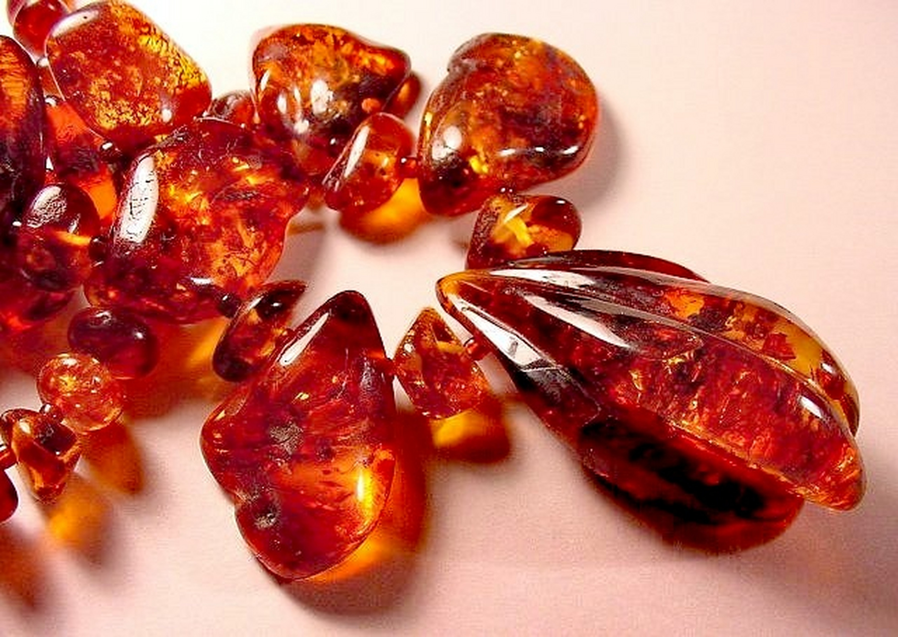 琥珀基本特性  琥珀颜色常见浅黄——蜜黄色,黄棕色到棕色,淡红,淡绿