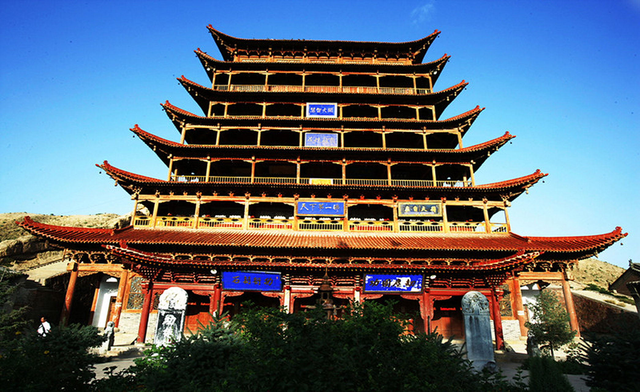 在黎明破晓的时刻,位于甘肃张掖市山丹县的瞭高山脚下,一场熊熊烈火无