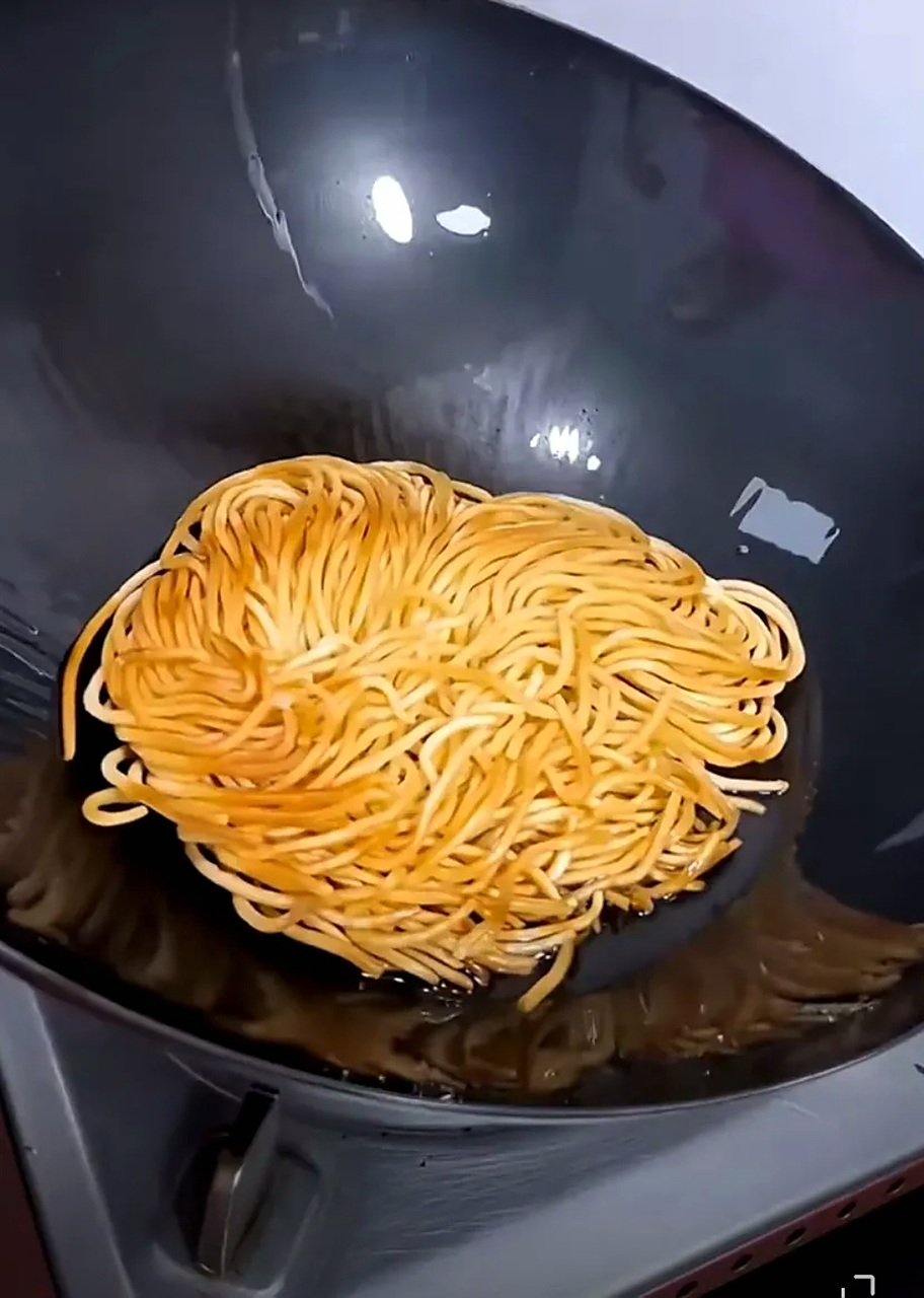 没想到婆婆的犒劳竟然是油炸面条,这让我怎么吃呢?