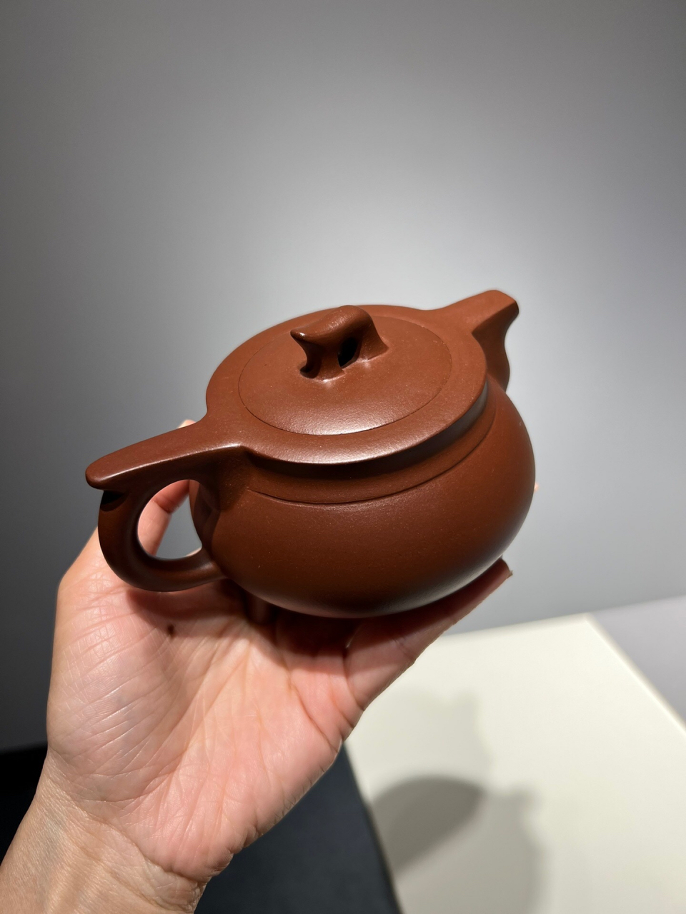 【三足鼎形壶】采用陈年紫泥制作,容量达320毫升,保留着古代青铜鼎的