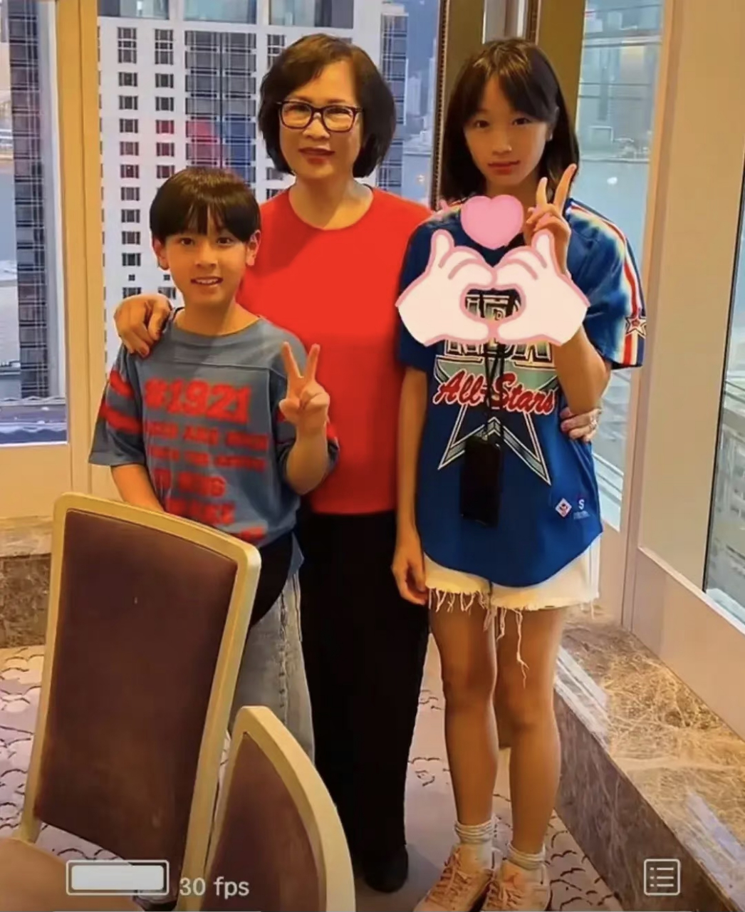 吴尊一双儿女近照,12岁neinei有点认不出来了,小姑娘个头比奶奶还高