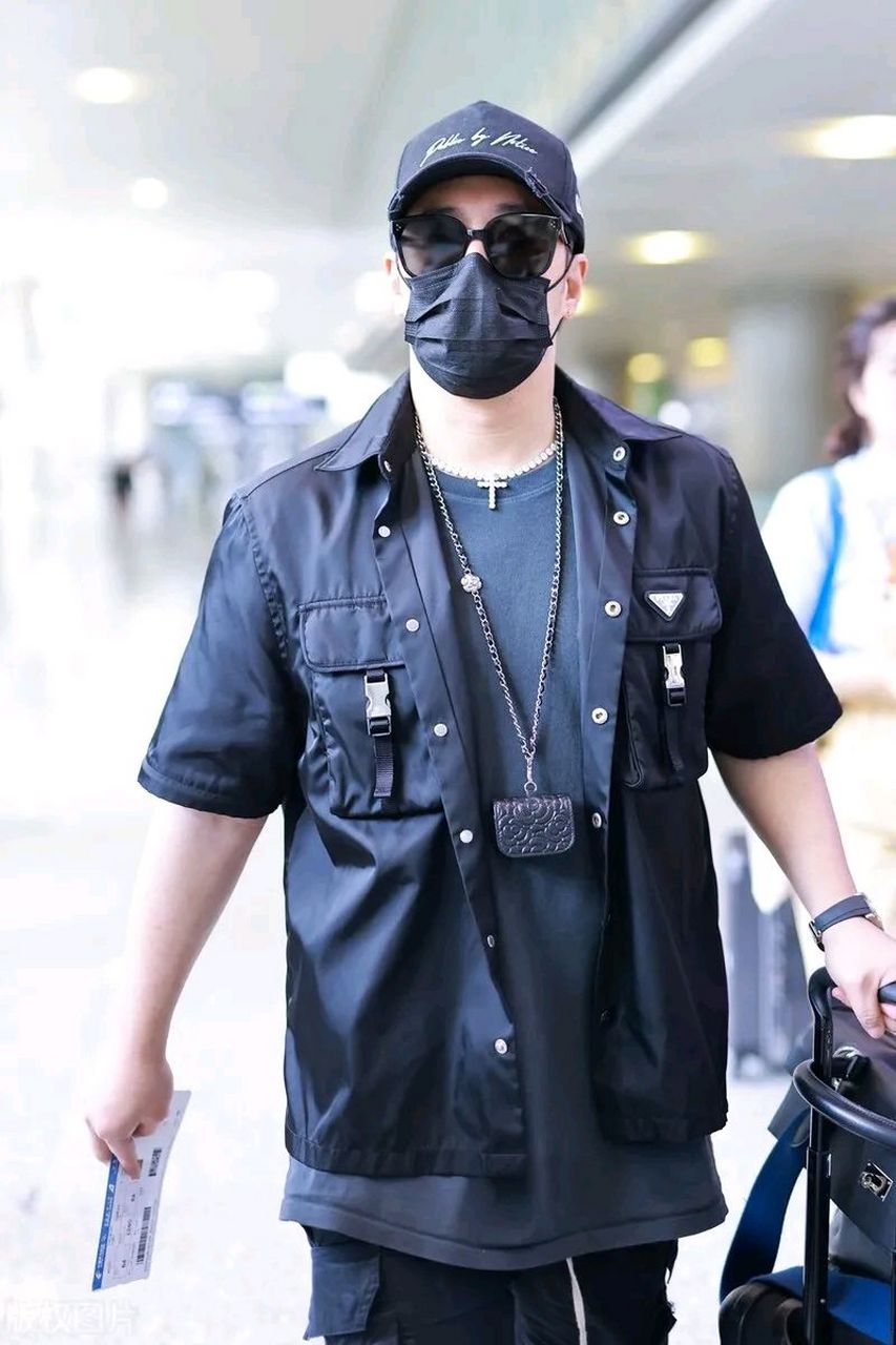 潘玮柏亮相上海机场,他穿了一身黑色的衣服,看上去特别的帅气,也很有