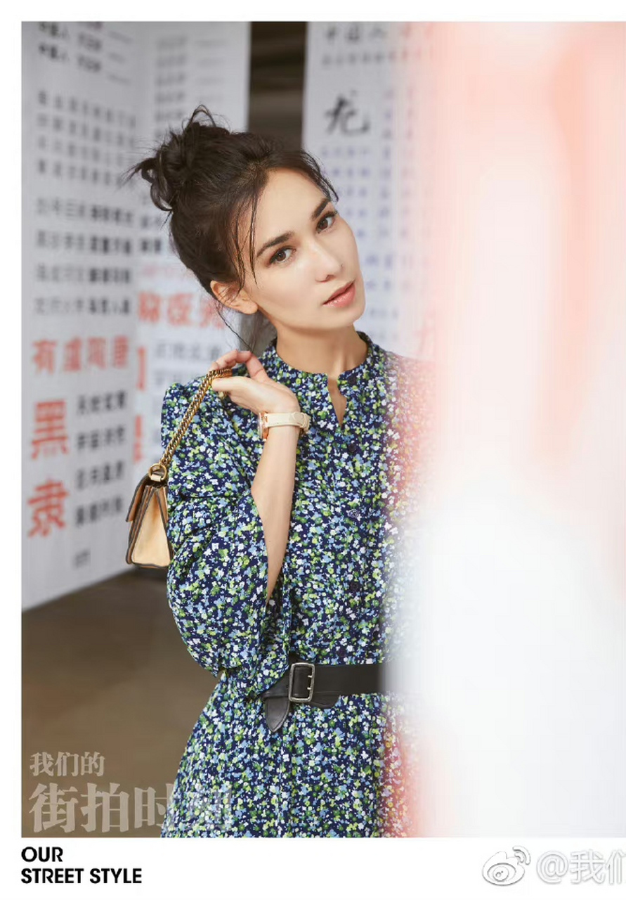 演员卢靖姗脚穿粉色凉鞋街拍照,卢靖姗的脚趾头涂上粉色的指甲油与