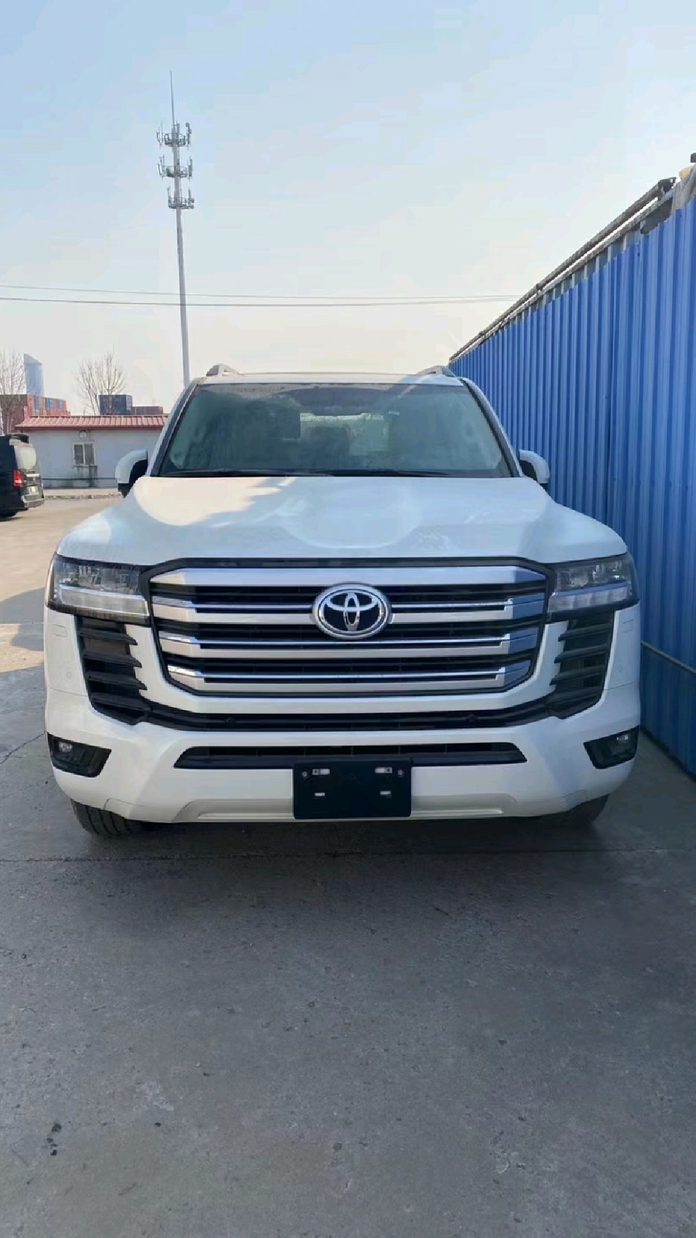 全新丰田陆巡lc300到港,415匹马力双增压喜欢吗?