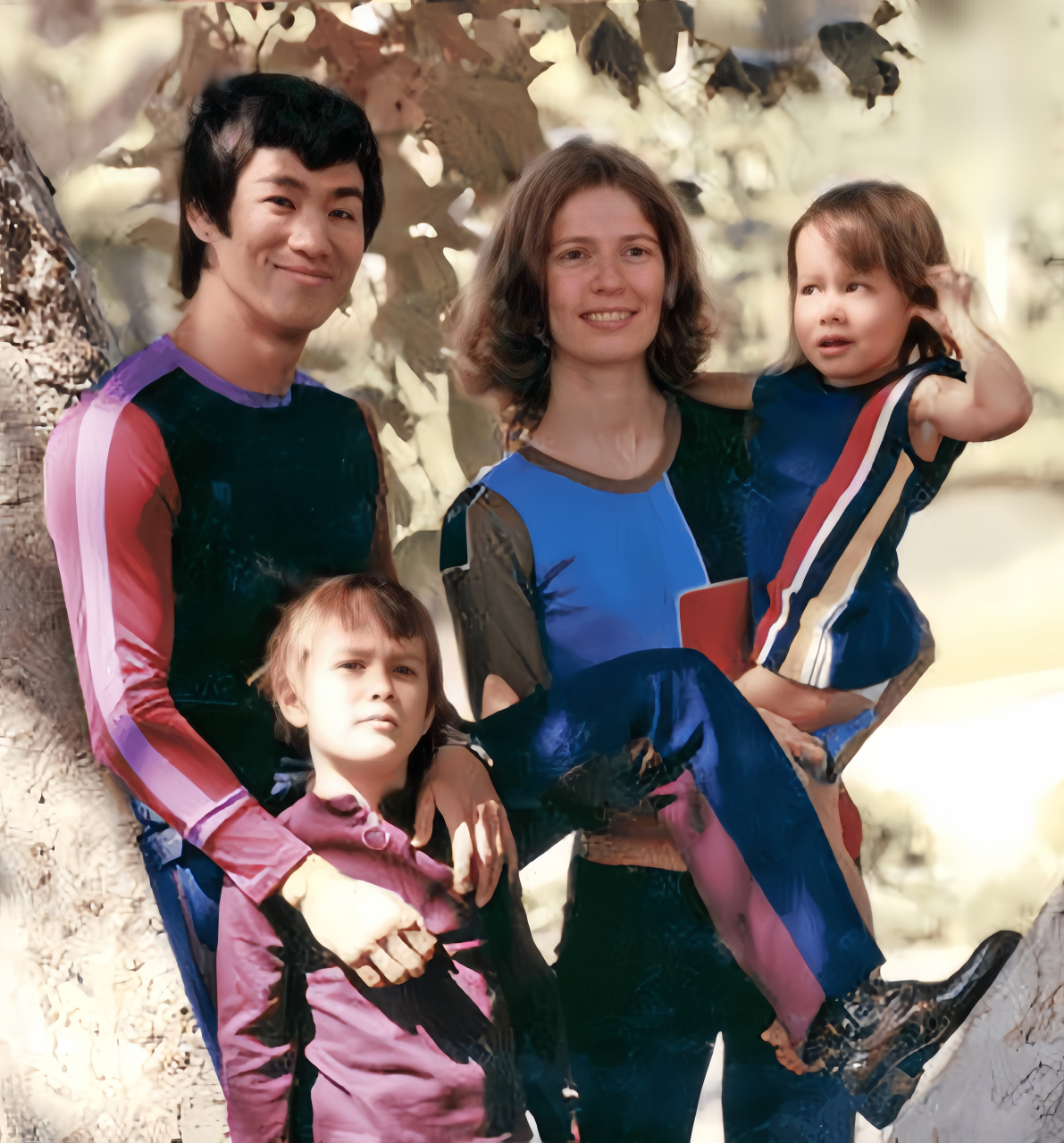 照片中李小龙和妻子琳达,还有儿子女儿,此时的他才30岁,事业,爱情都