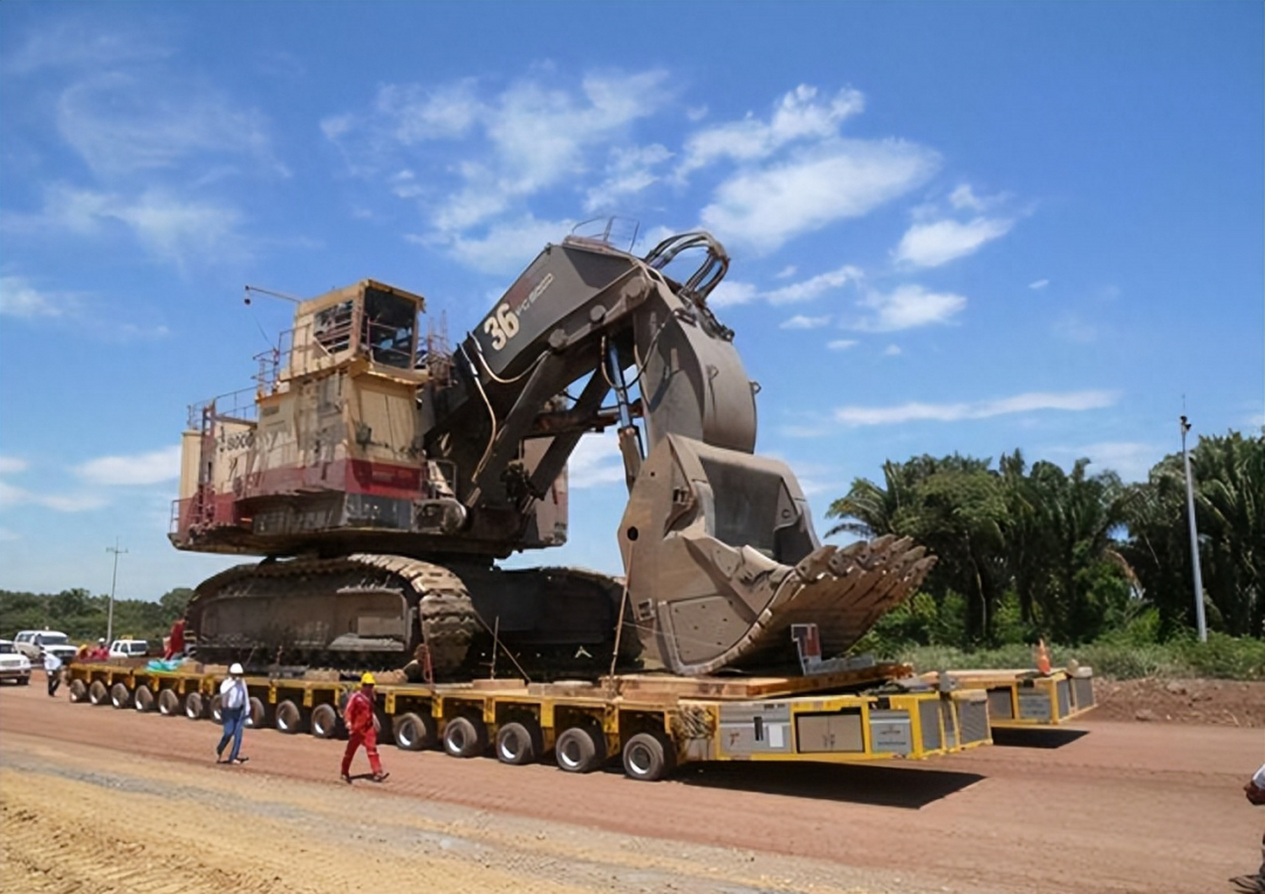 运输800吨的矿山挖掘机