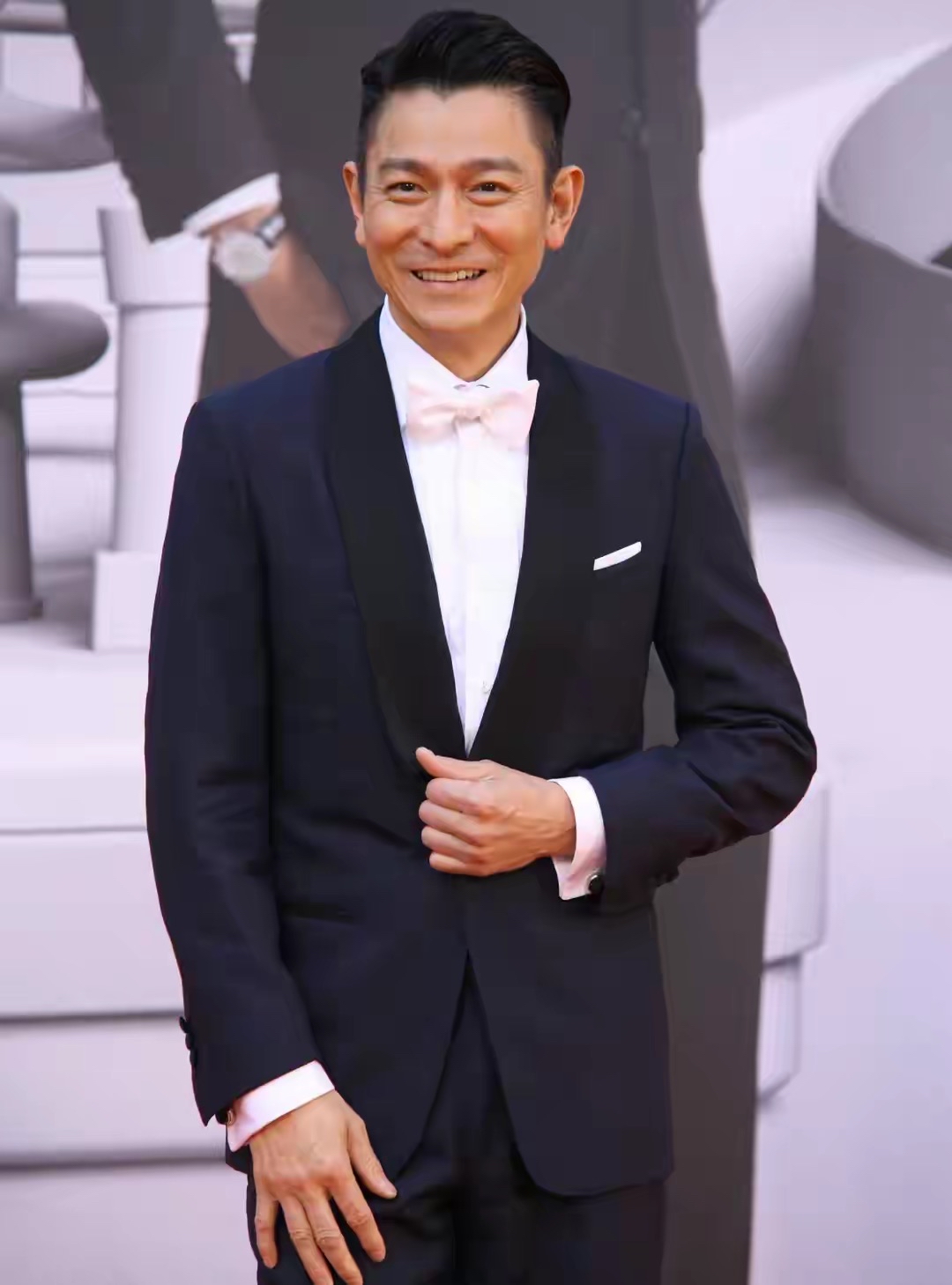 刘德华太社牛全场比剪刀手带动气氛,网友直呼62岁的华仔太帅了!