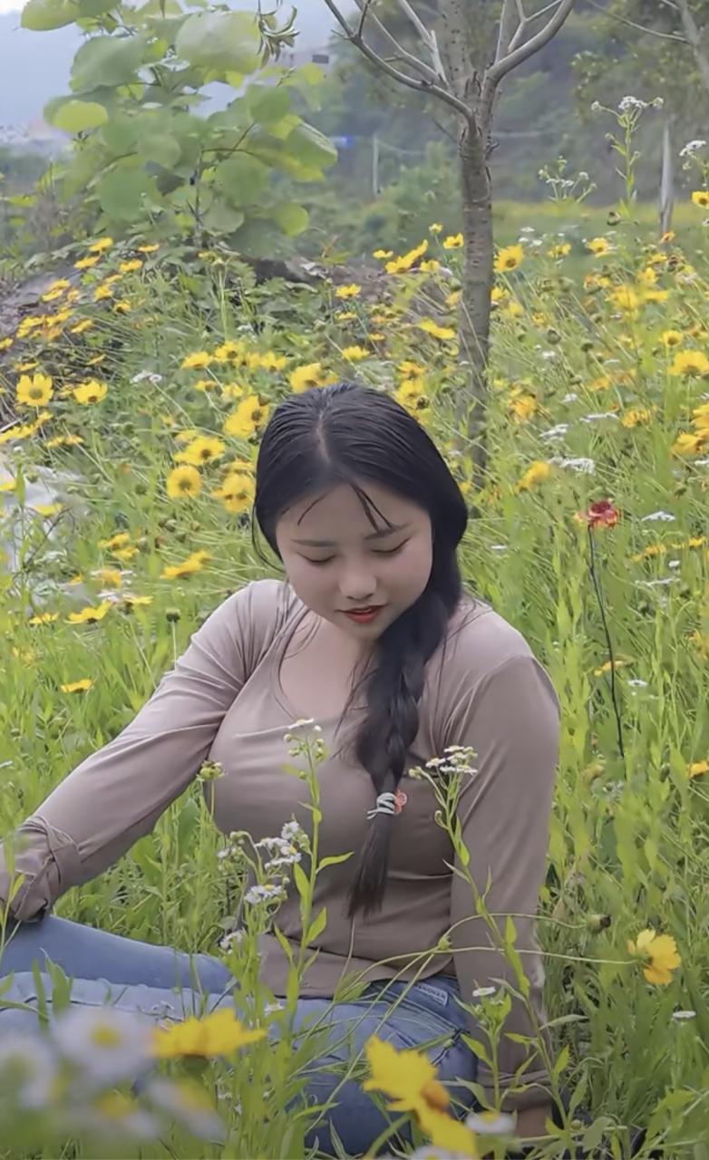 我的田园生活# 小美,一个年轻的女孩,在一家工厂里打工.