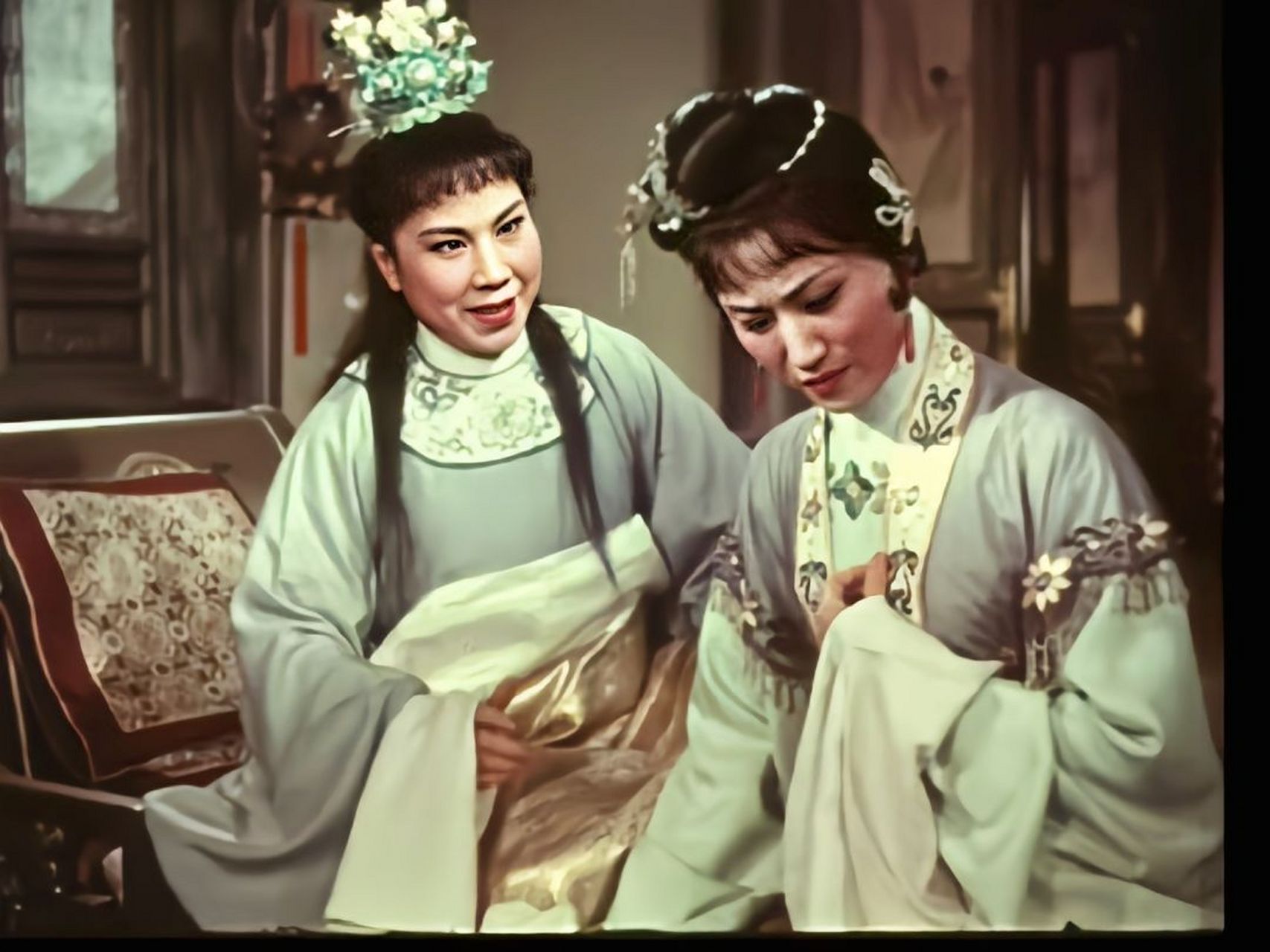 62年越剧版的红楼梦 这版的贾宝玉不太符合我的审美,林黛玉眉宇间也有